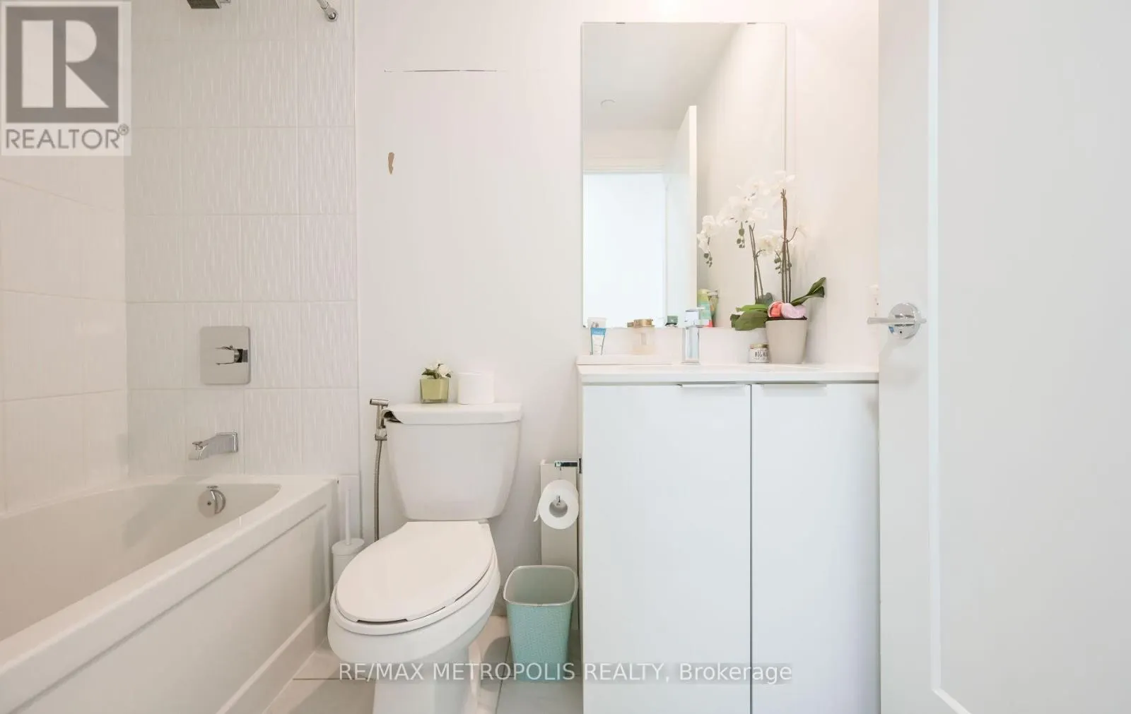 2808 - 70 ANNIE CRAIG DRIVE