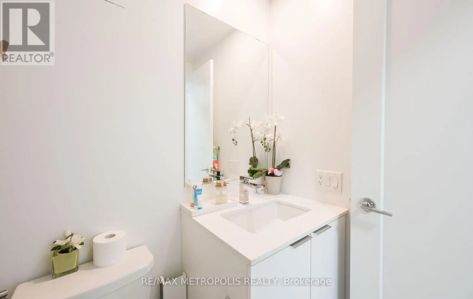 2808 - 70 ANNIE CRAIG DRIVE