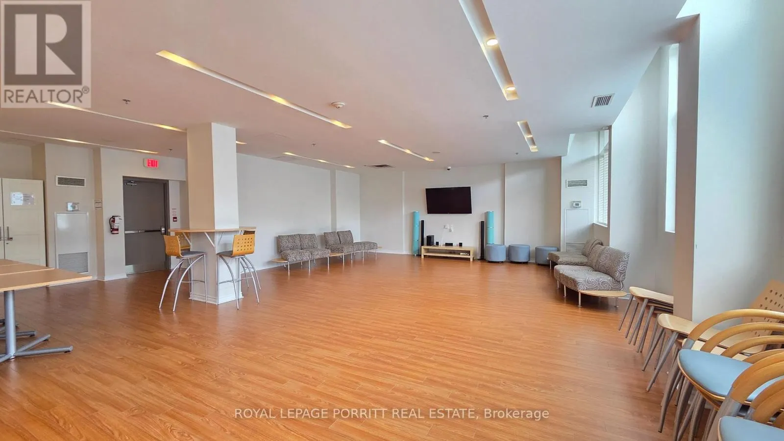 213 - 3865 LAKE SHORE BOULEVARD W