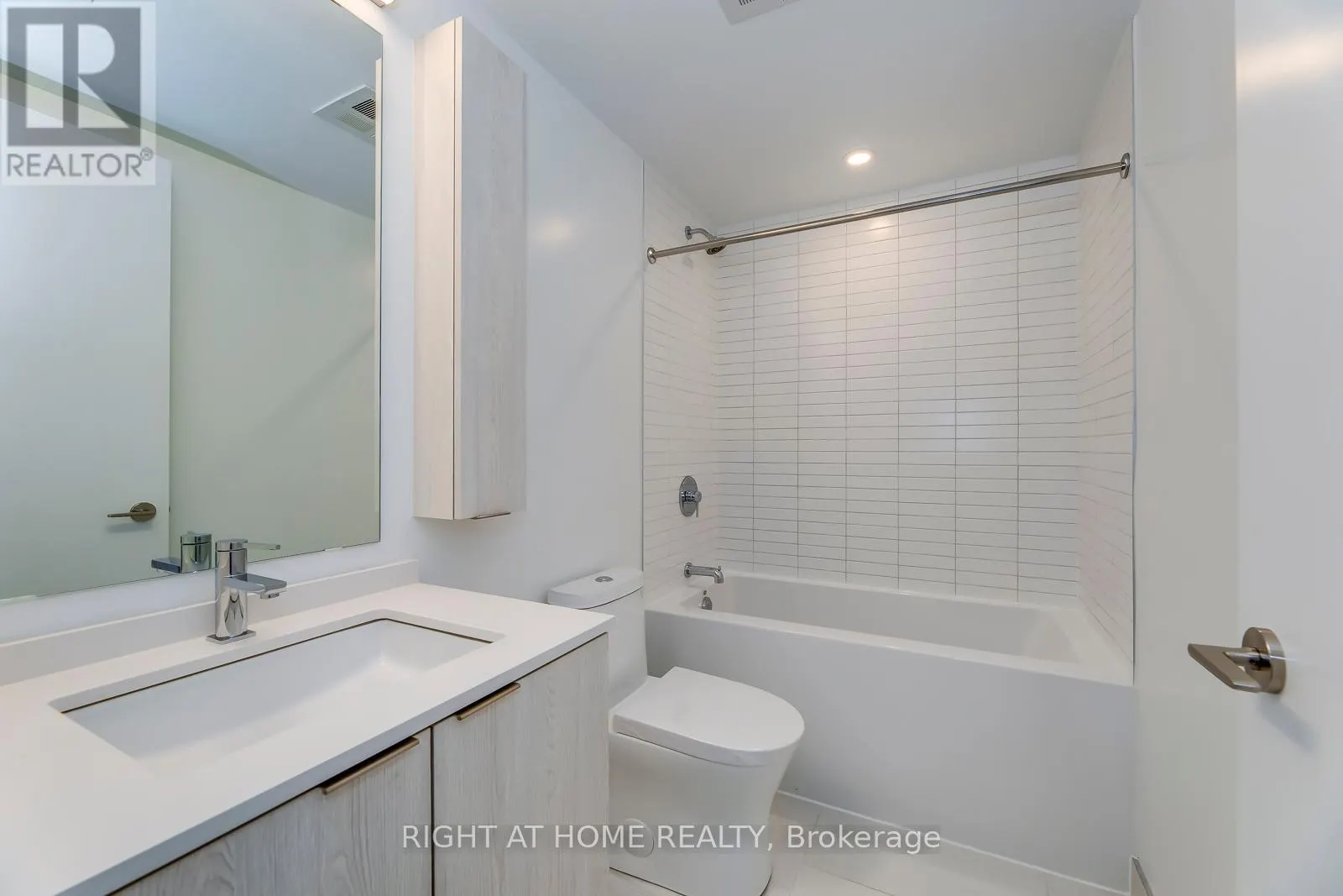 304 - 86 DUNDAS STREET E