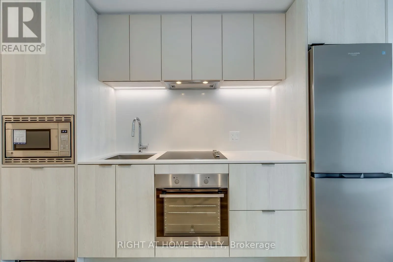304 - 86 DUNDAS STREET E