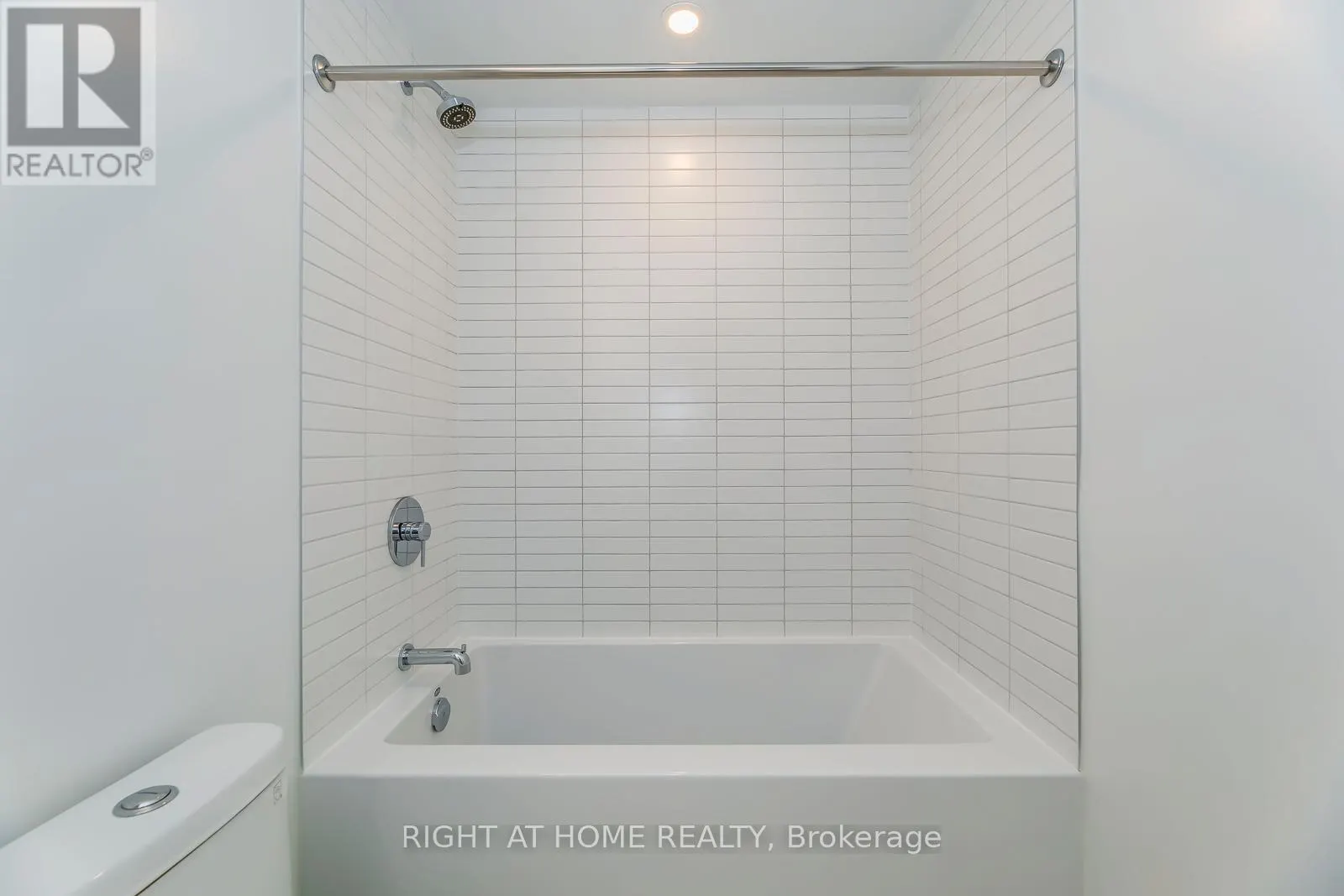 304 - 86 DUNDAS STREET E