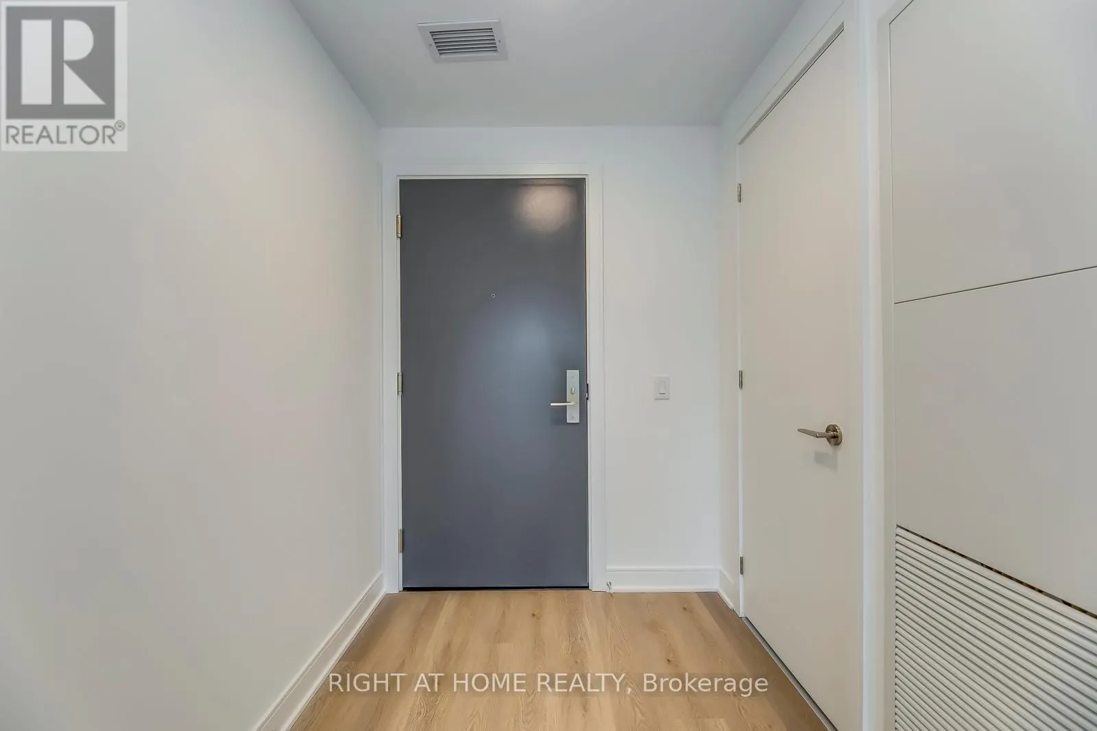 304 - 86 DUNDAS STREET E