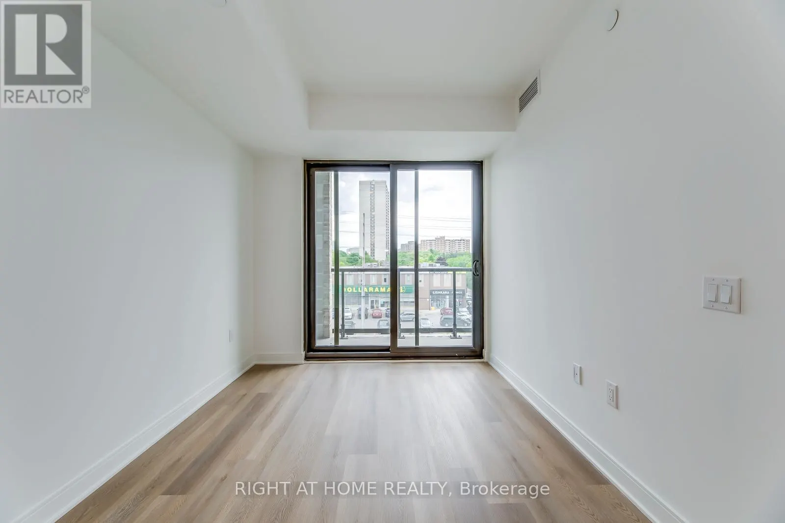 304 - 86 DUNDAS STREET E