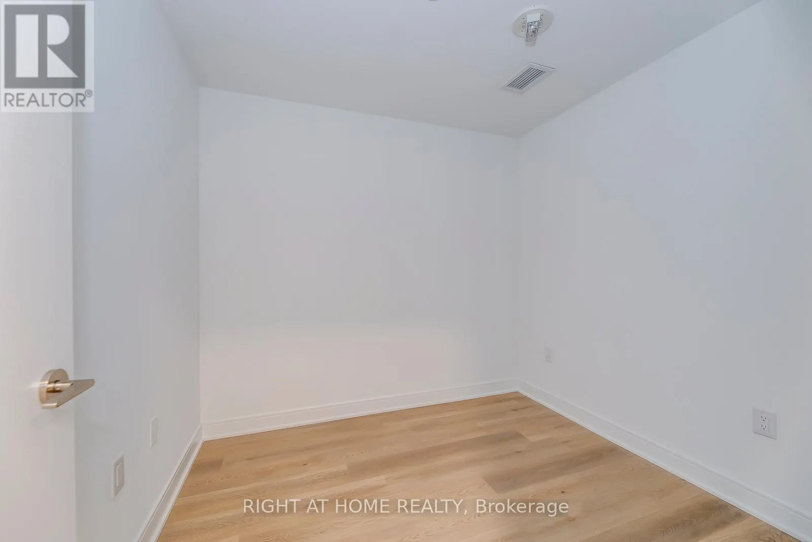 304 - 86 DUNDAS STREET E