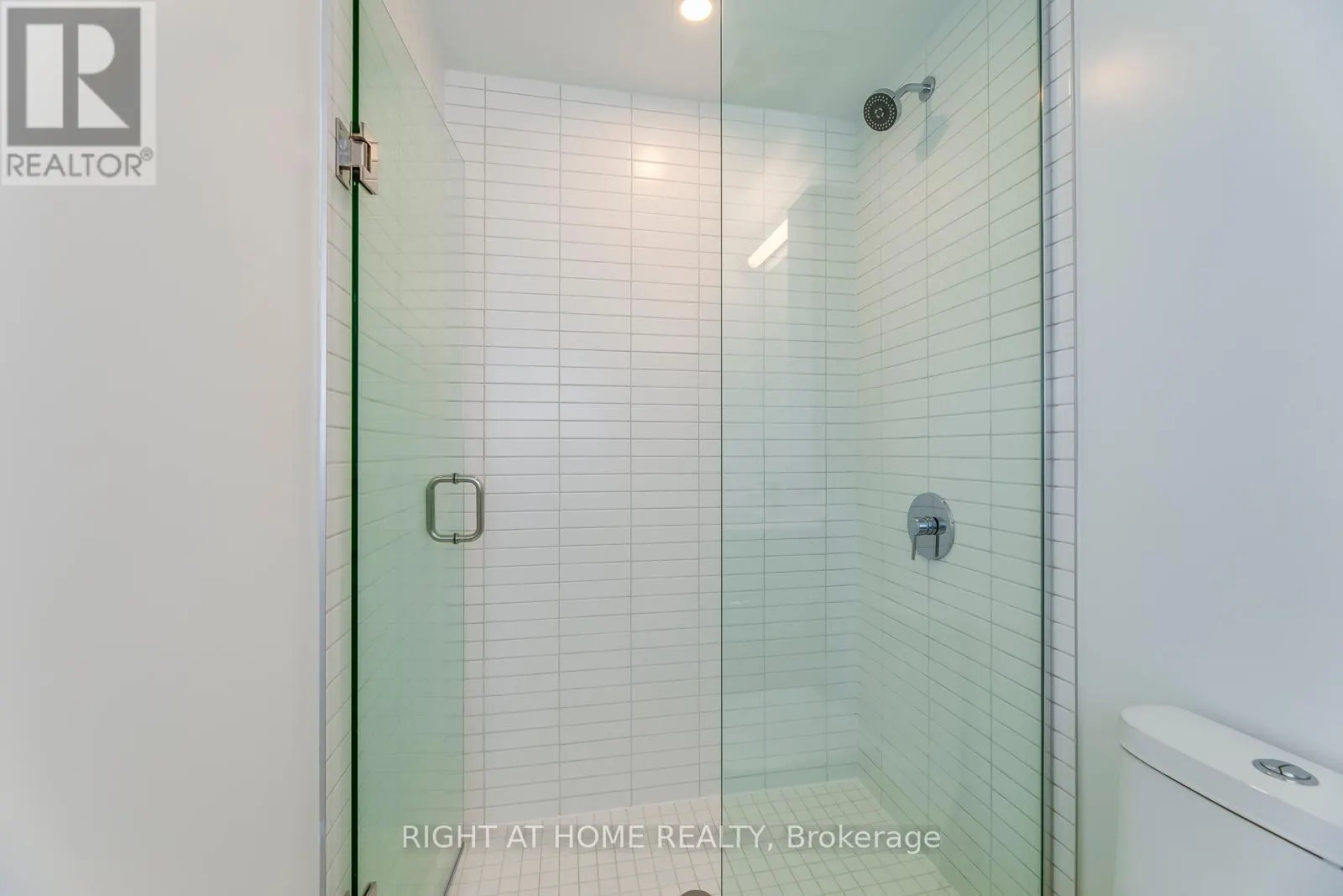 304 - 86 DUNDAS STREET E