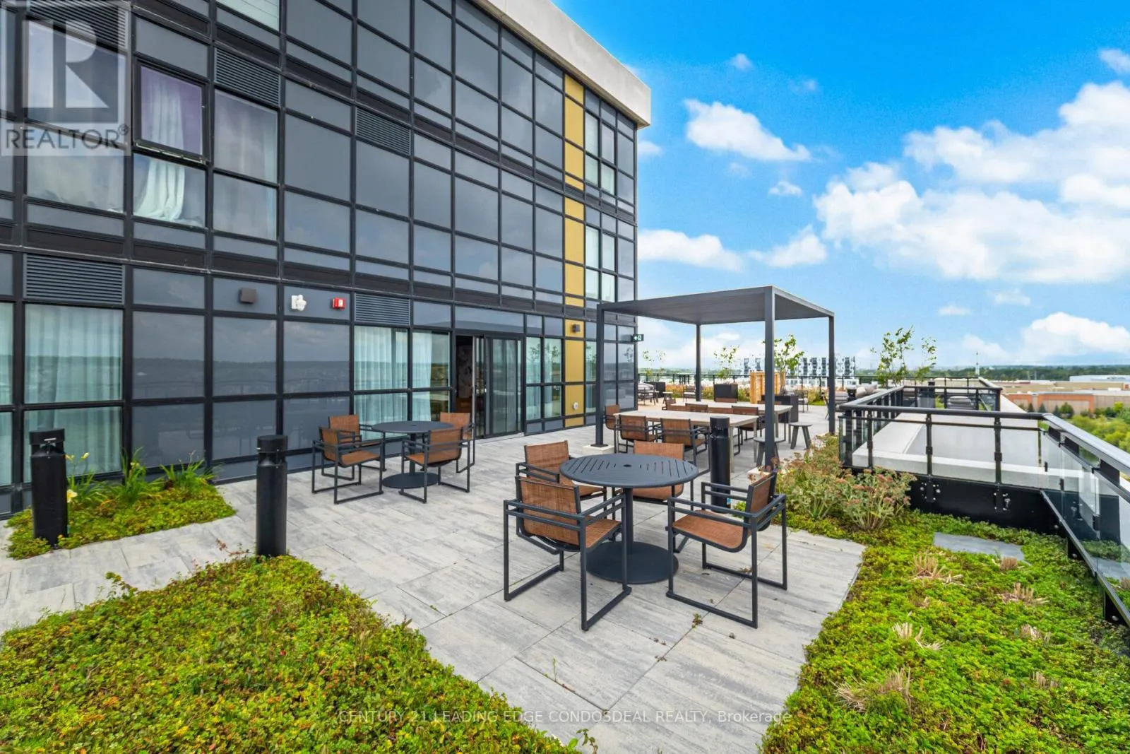 234 - 405 DUNDAS STREET W
