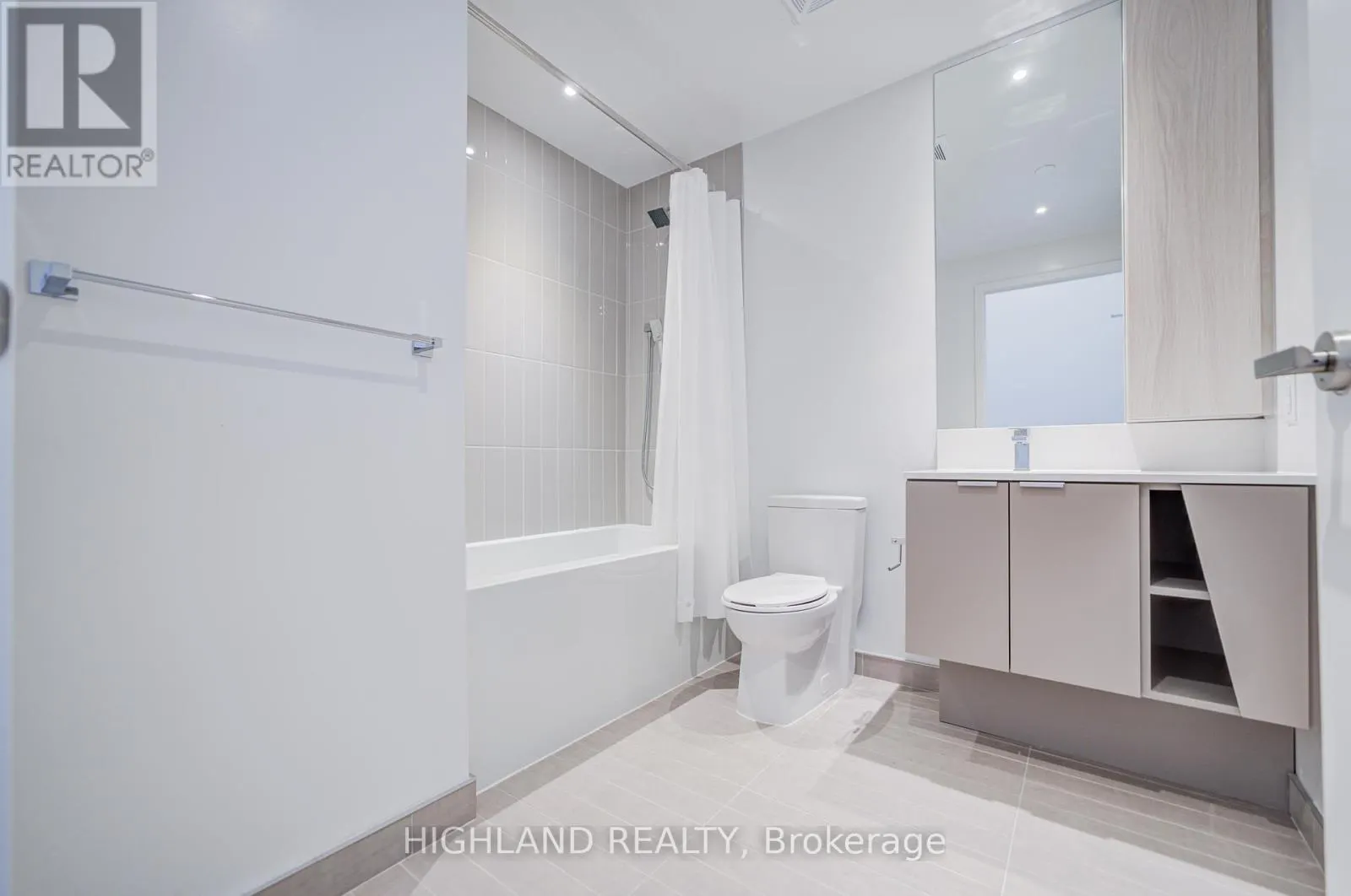 603 - 3883 QUARTZ ROAD