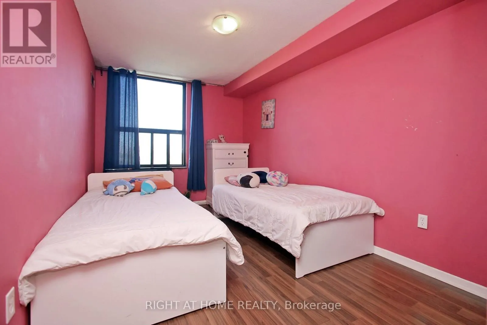 1112 - 75 EMMETT AVENUE