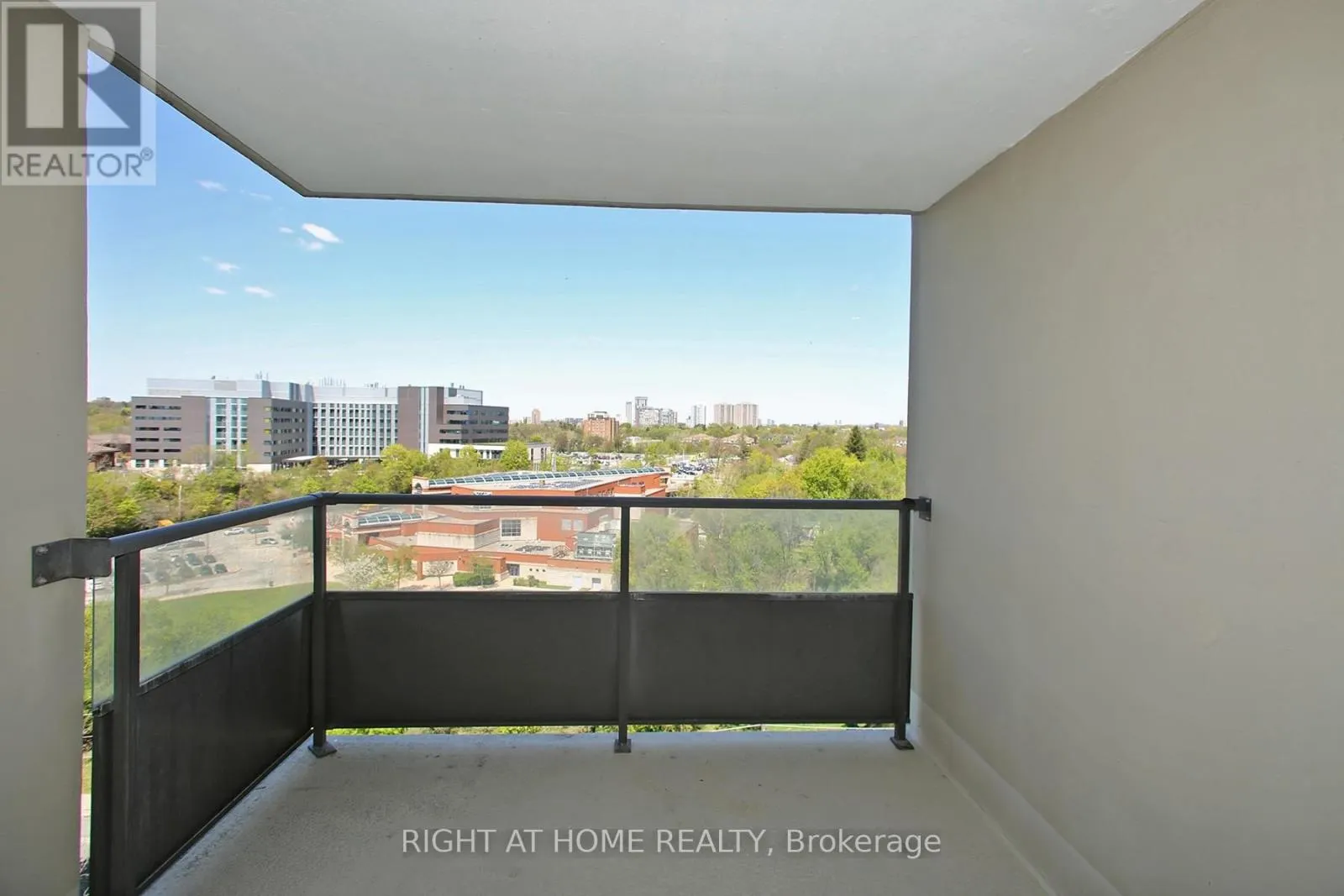 1112 - 75 EMMETT AVENUE