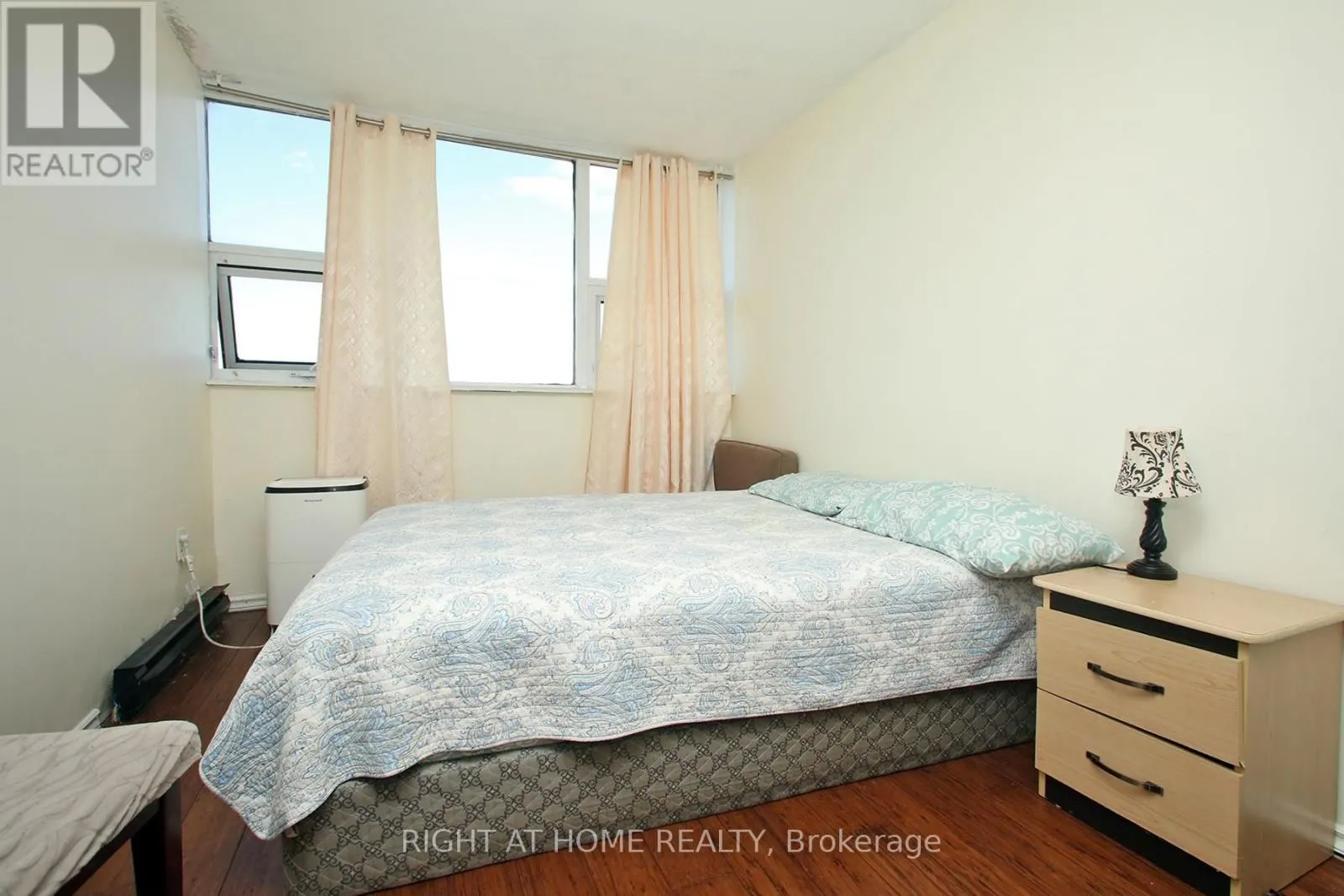 1112 - 75 EMMETT AVENUE