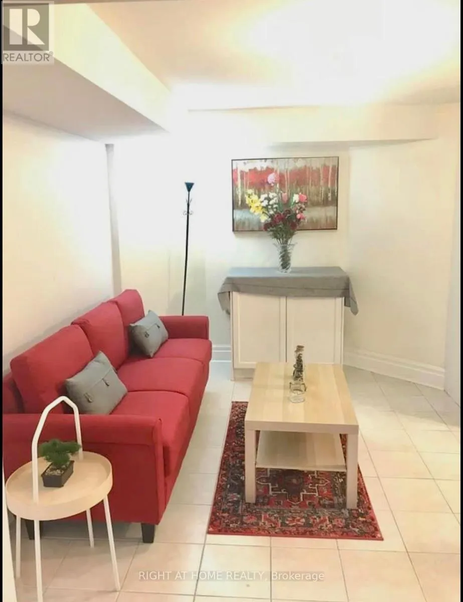 ROOM#B - 289 LAURENTIAN AVENUE S