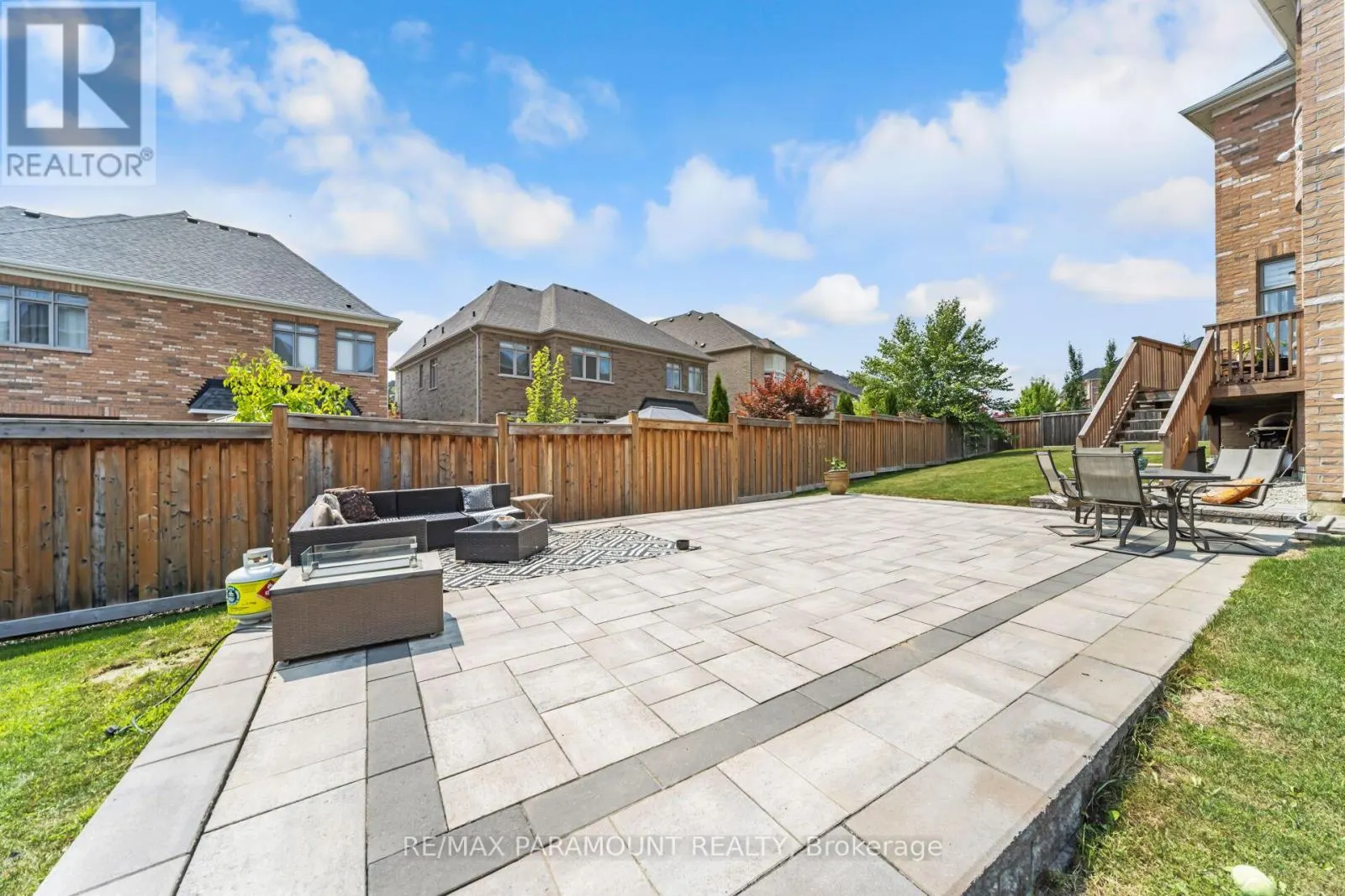 8 ACCOLADE COURT