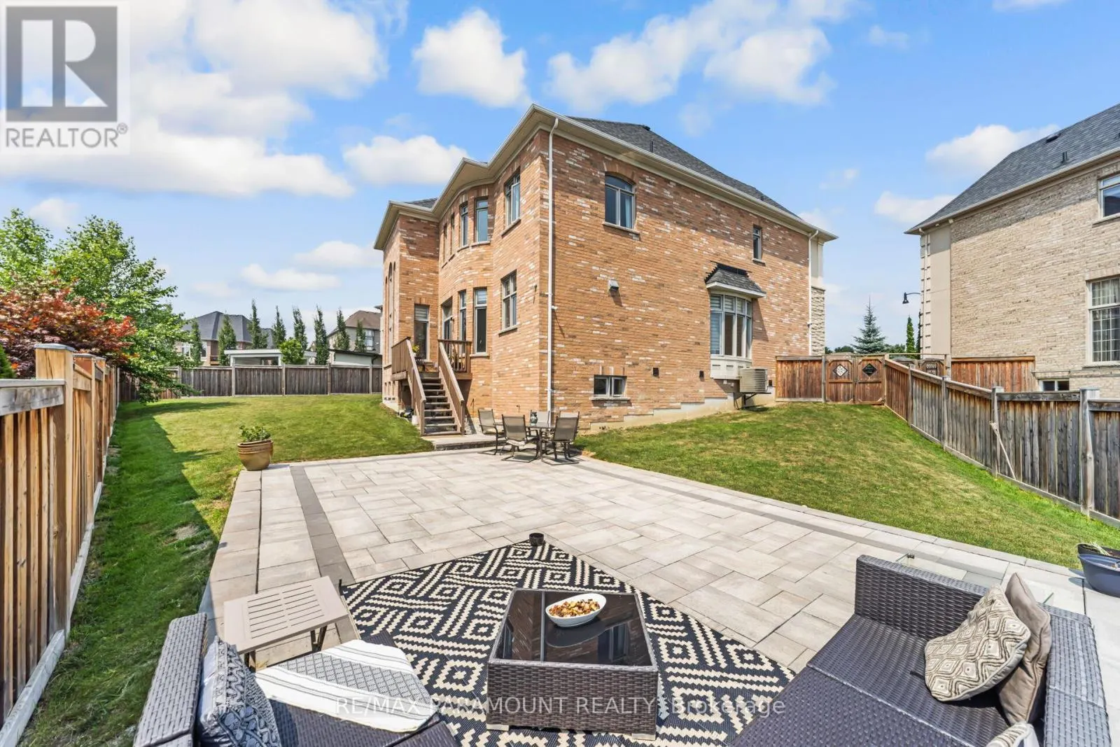 8 ACCOLADE COURT
