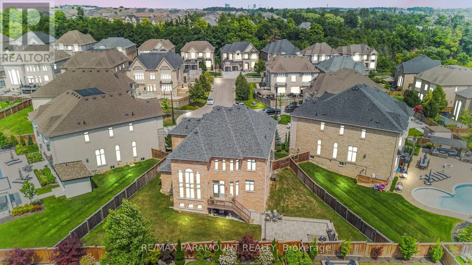 8 ACCOLADE COURT