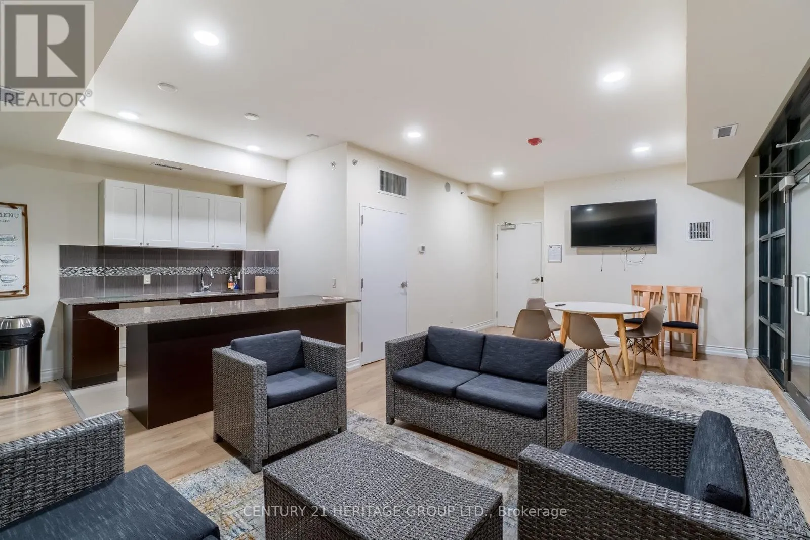 320 - 2522 KEELE STREET