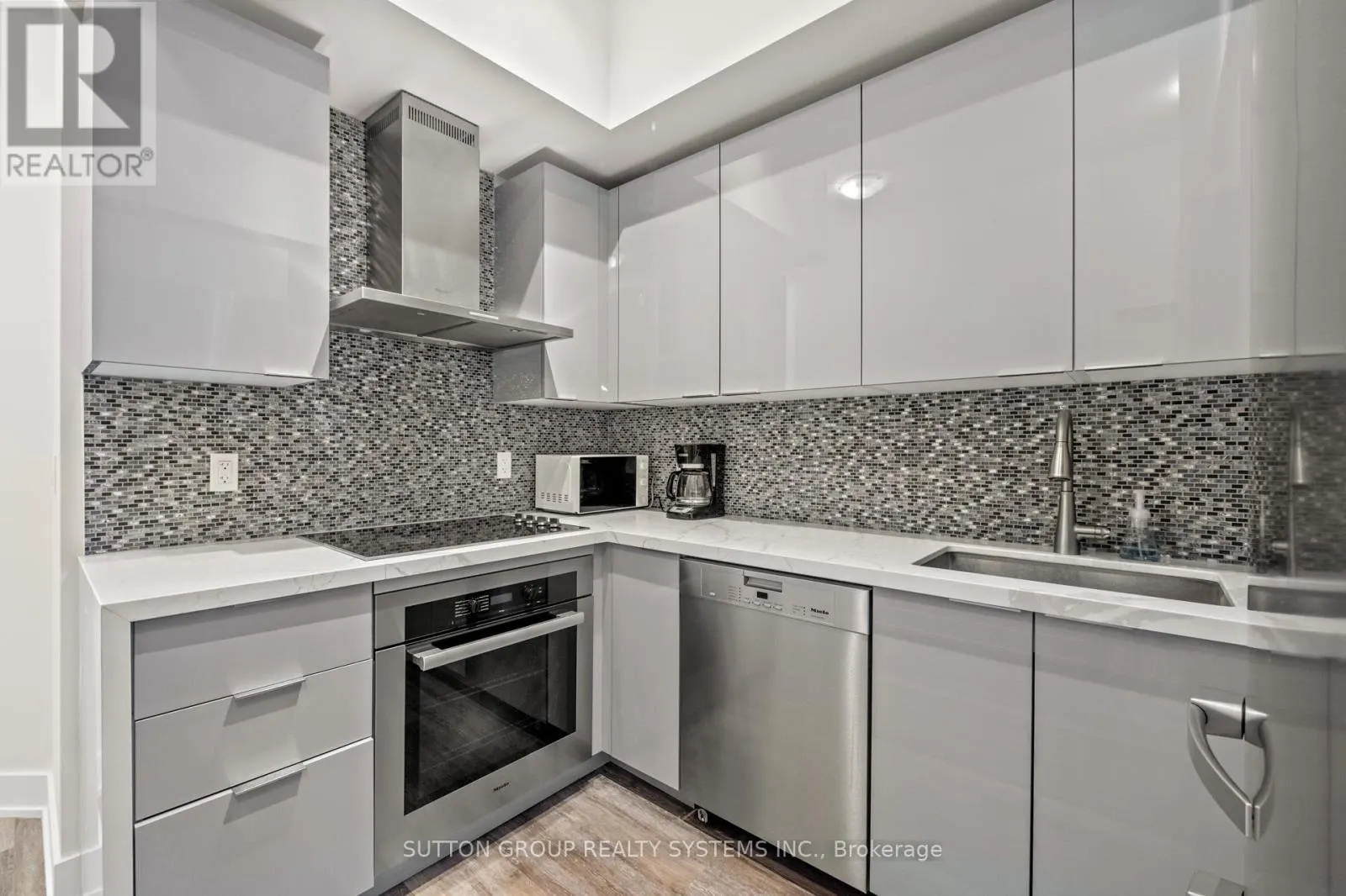914 - 30 SHORE BREEZE DRIVE