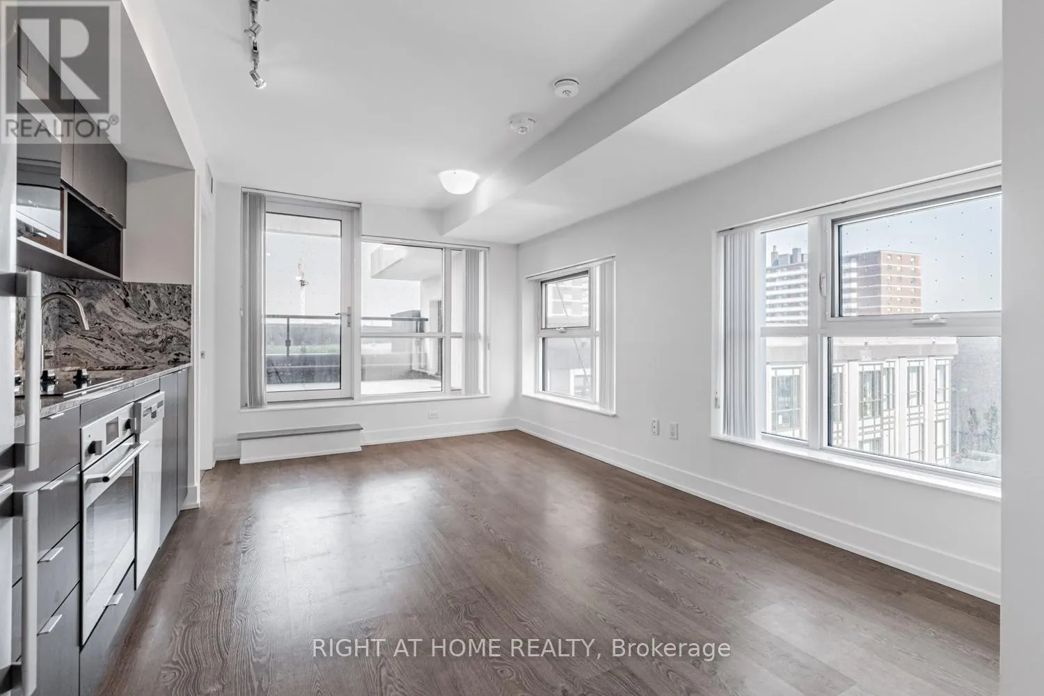 318 - 9 MABELLE AVENUE
