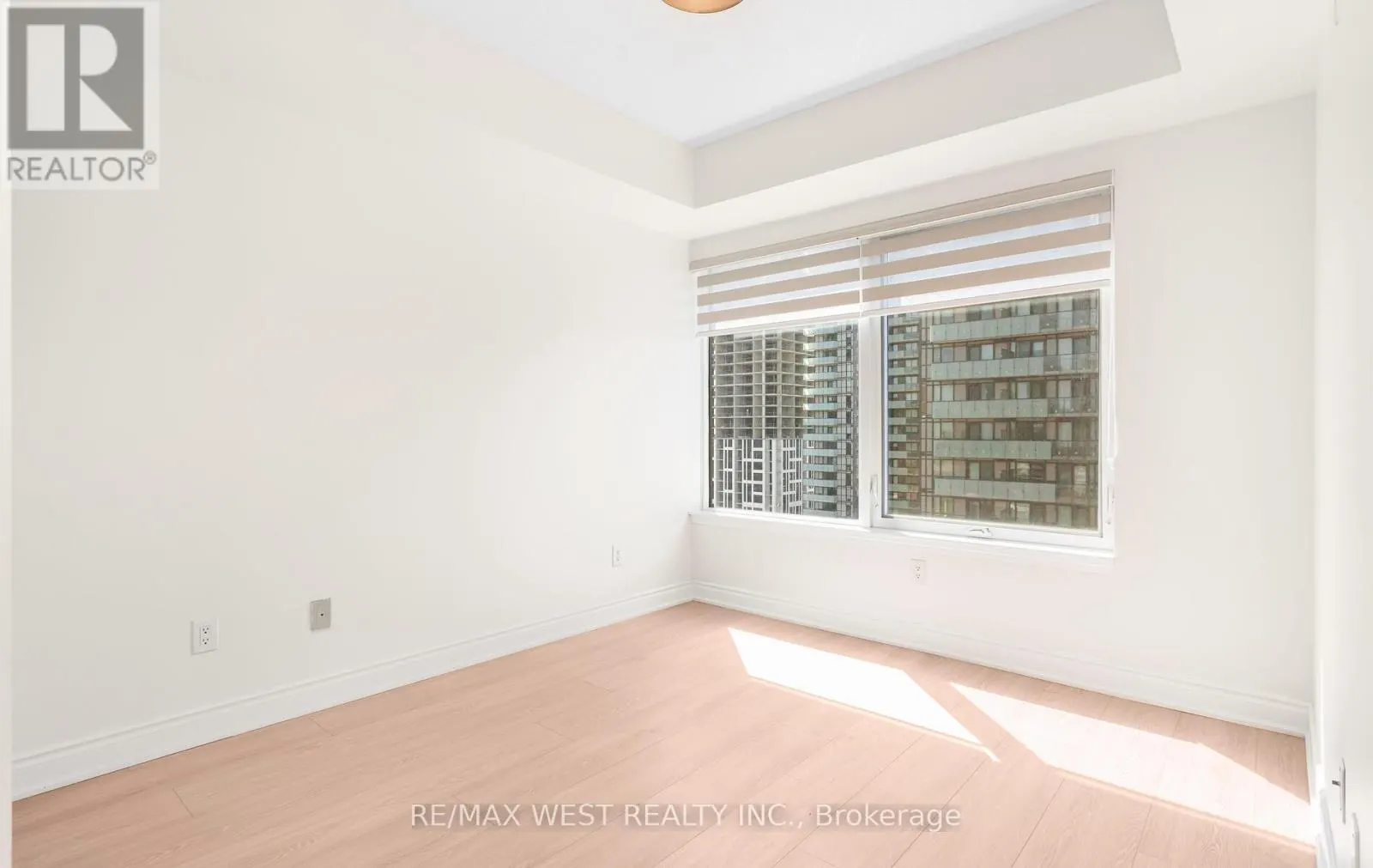 1709 - 385 PRINCE OF WALES DRIVE