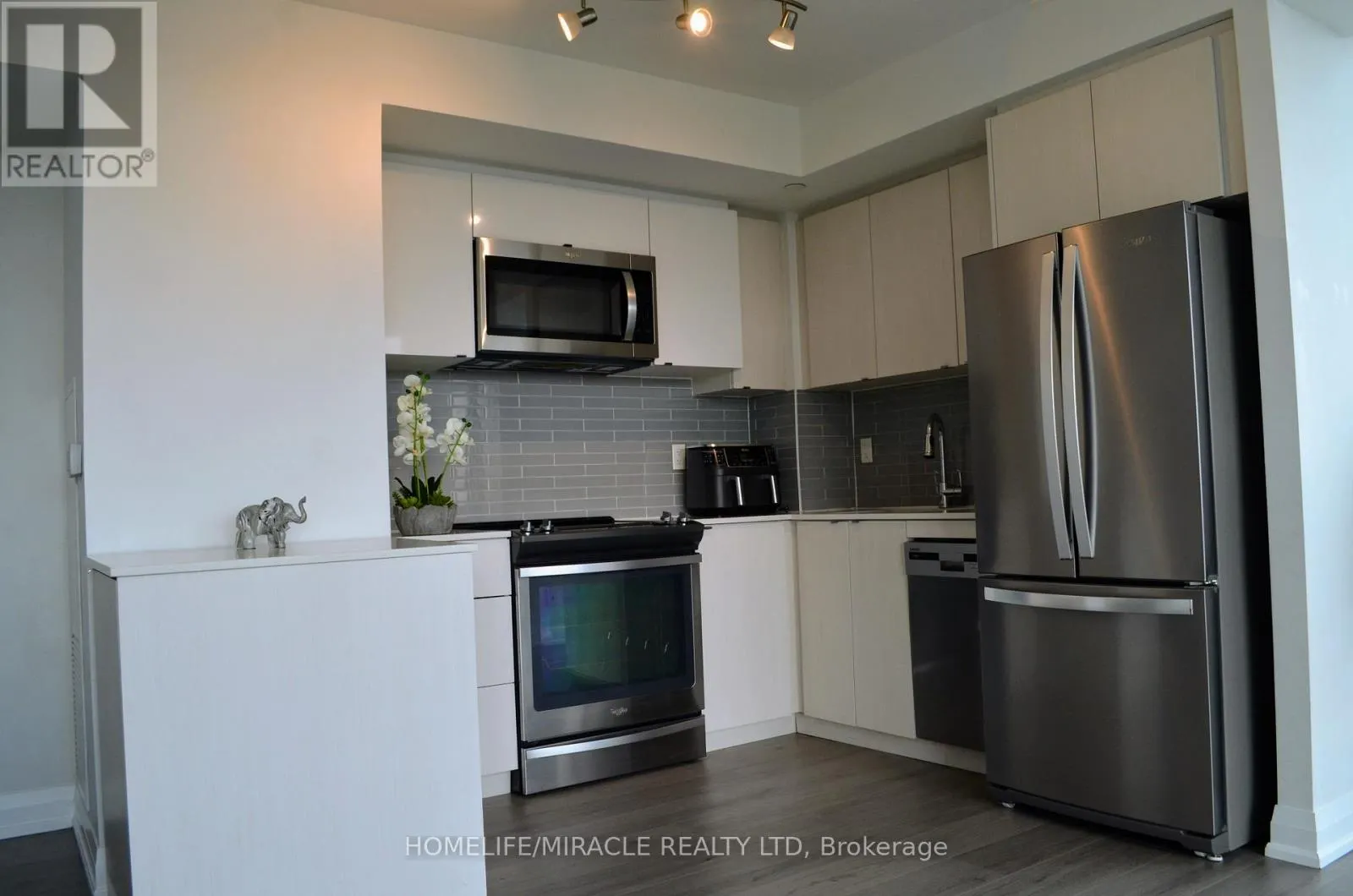 1305 - 1461 LAWRENCE AVENUE W