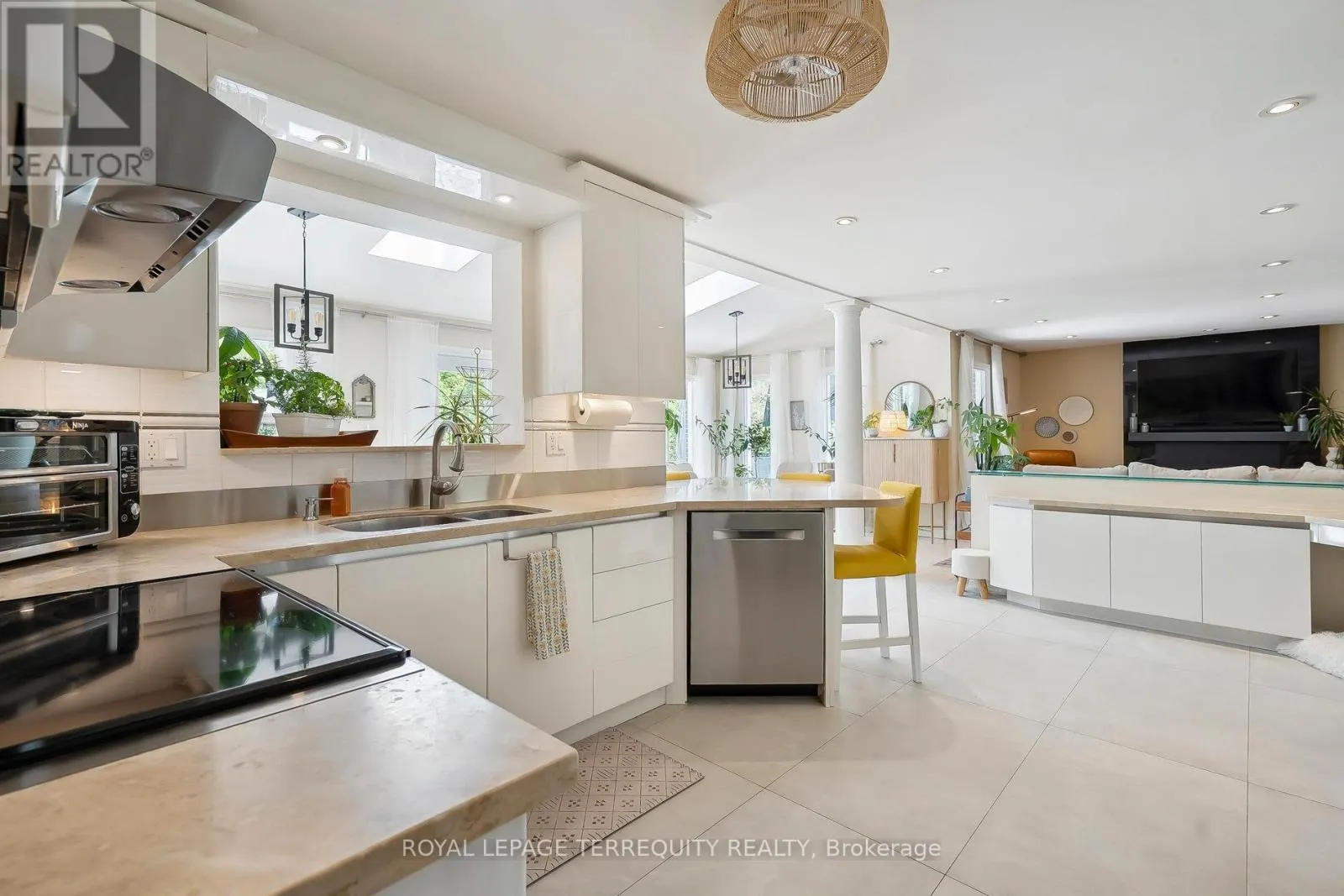 219 VALLEYVIEW COURT