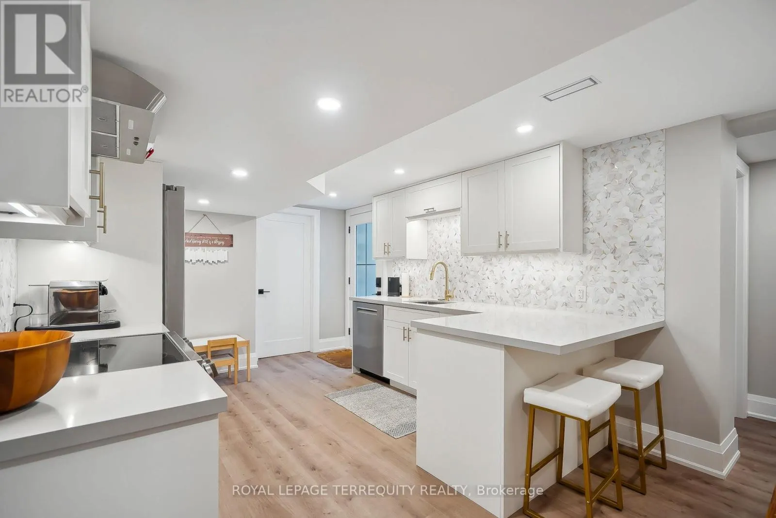219 VALLEYVIEW COURT