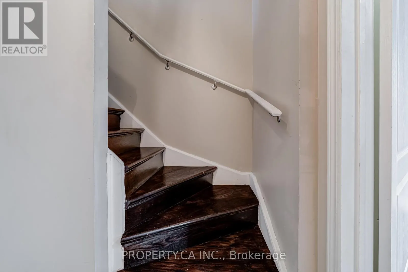 18 PONT LANE