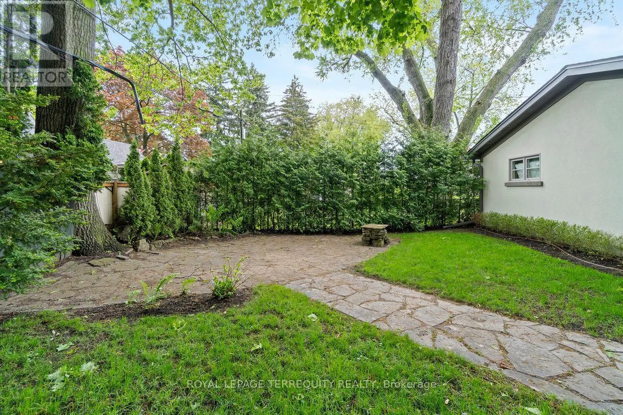 971 ROYAL YORK ROAD