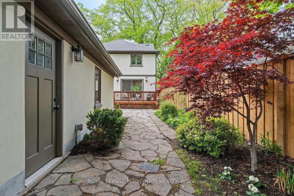 971 ROYAL YORK ROAD