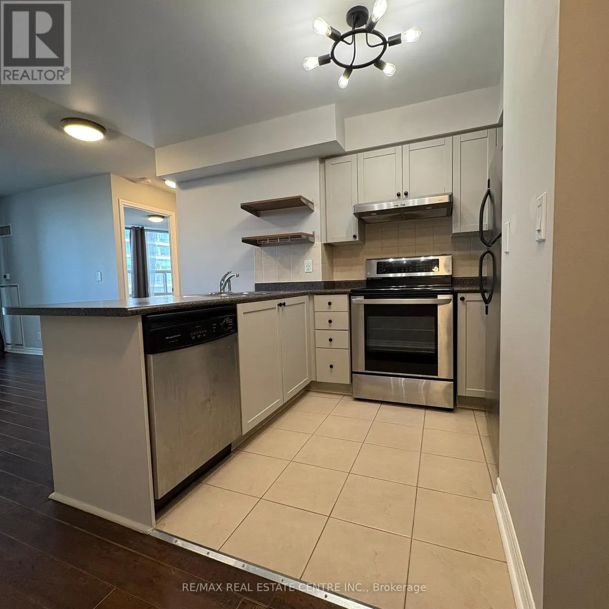 1605 - 33 ELM DRIVE