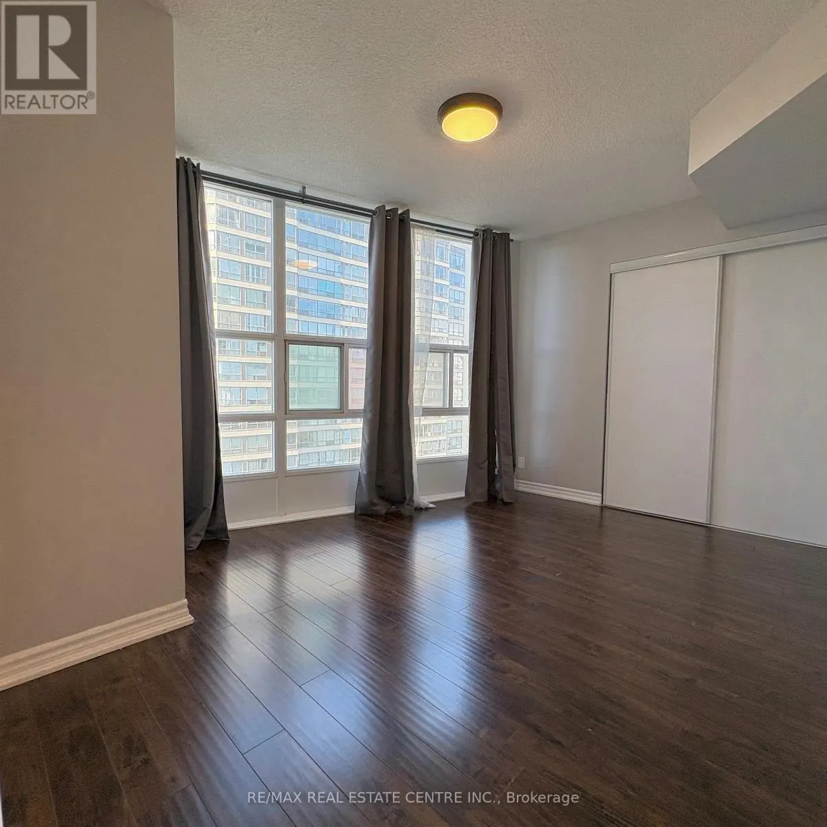 1605 - 33 ELM DRIVE