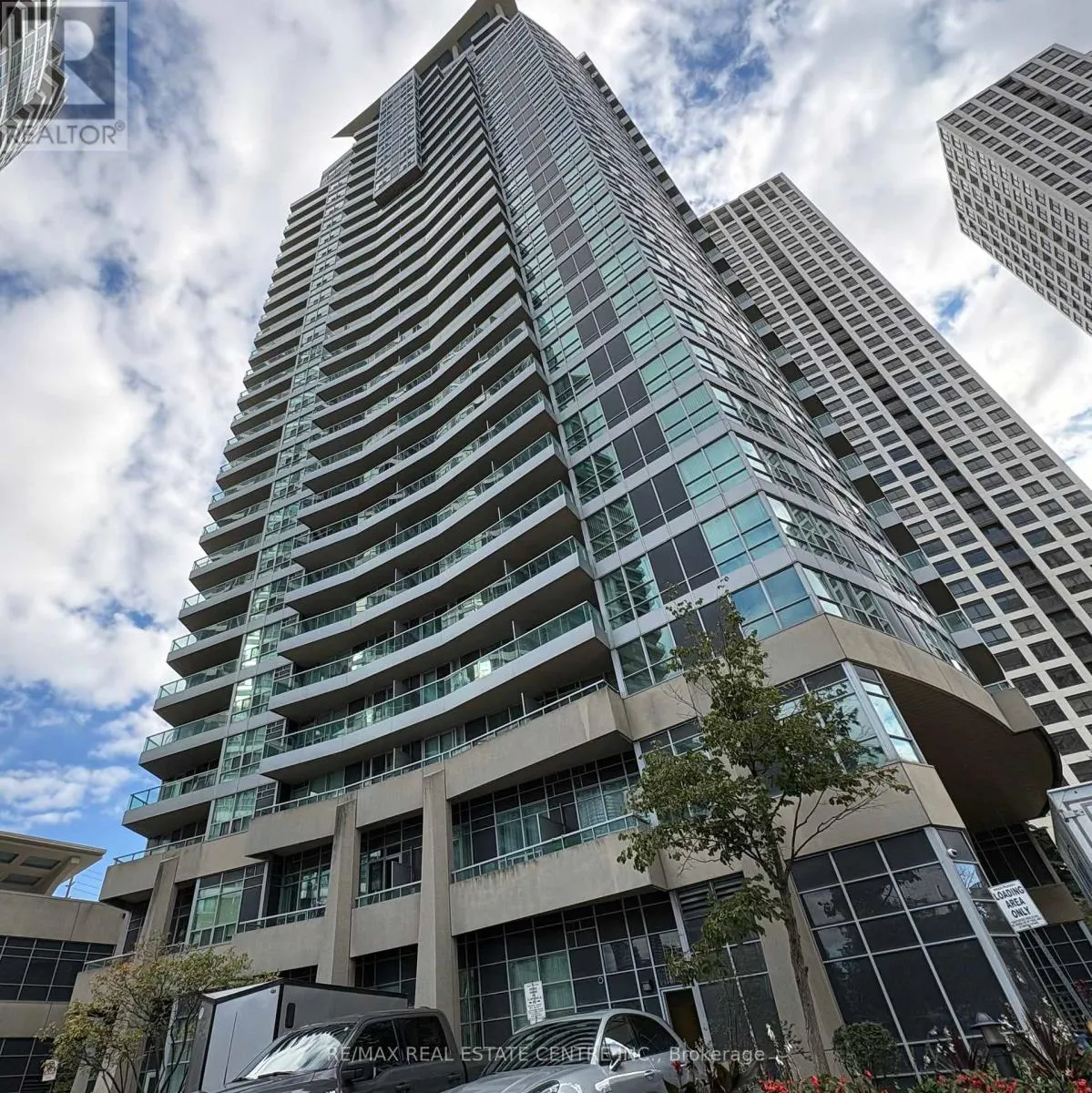1605 - 33 ELM DRIVE