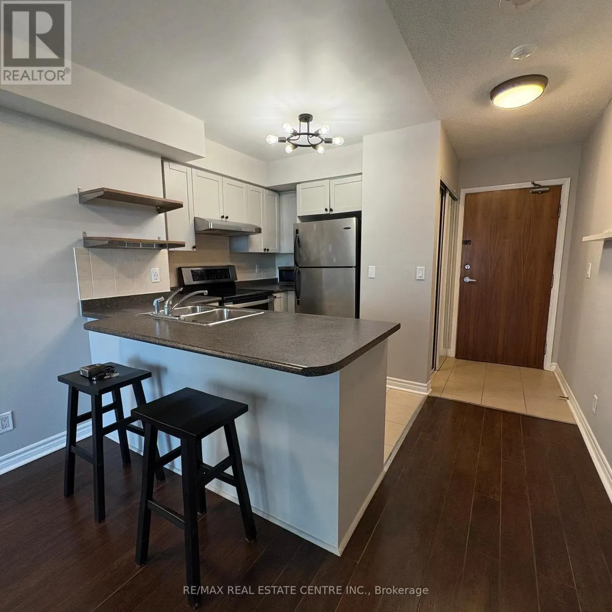 1605 - 33 ELM DRIVE