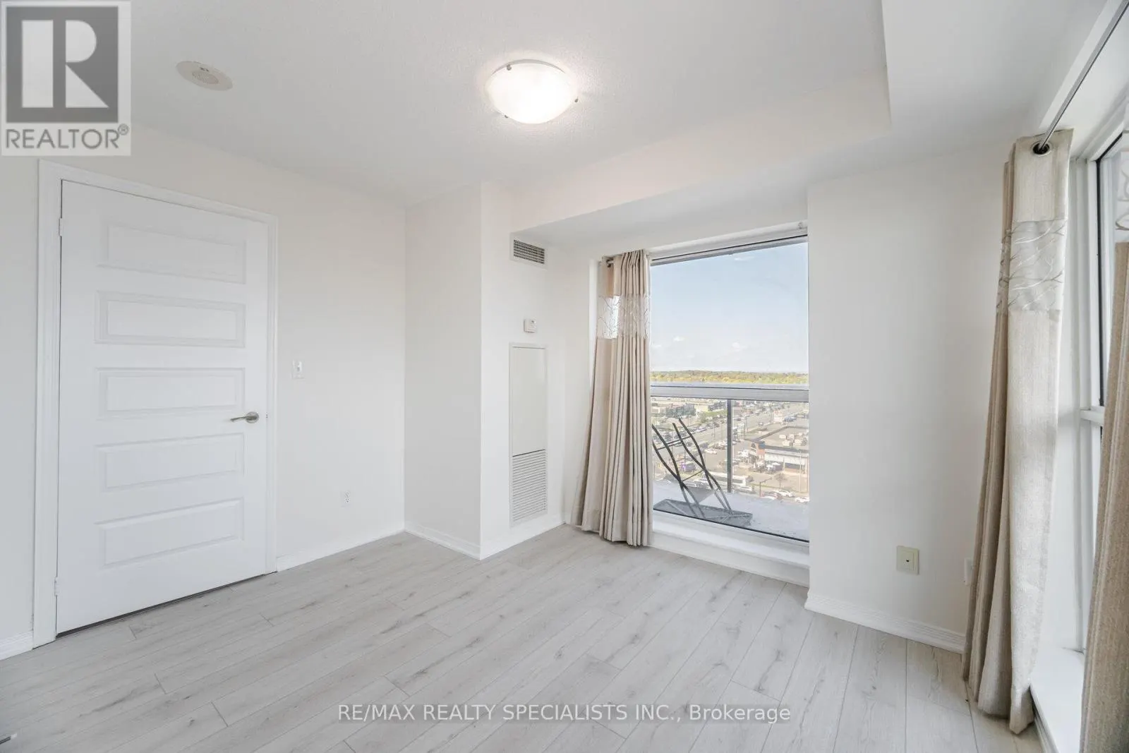 1103 - 215 QUEEN STREET E