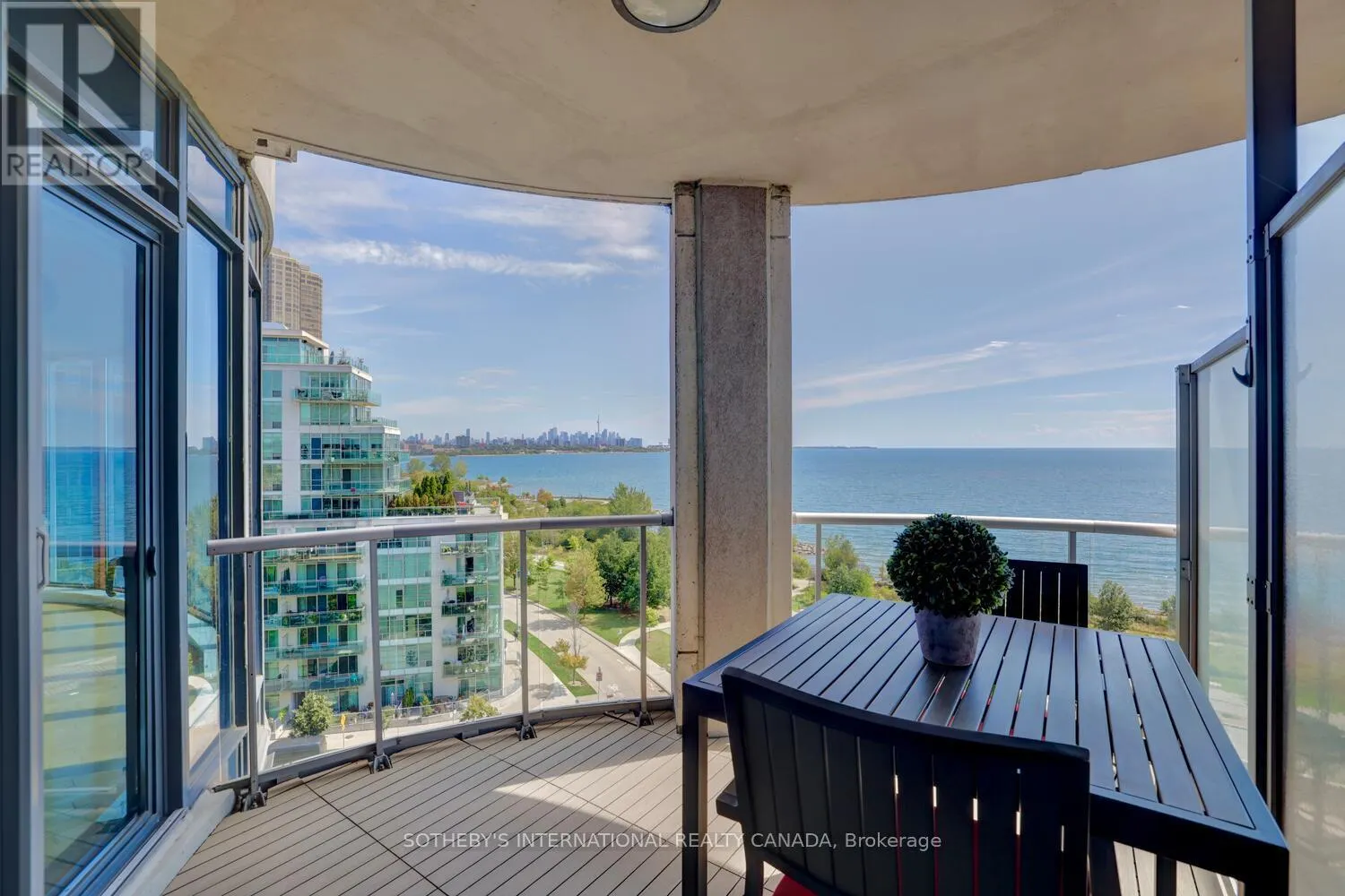 818 - 2095 LAKE SHORE BOULEVARD W