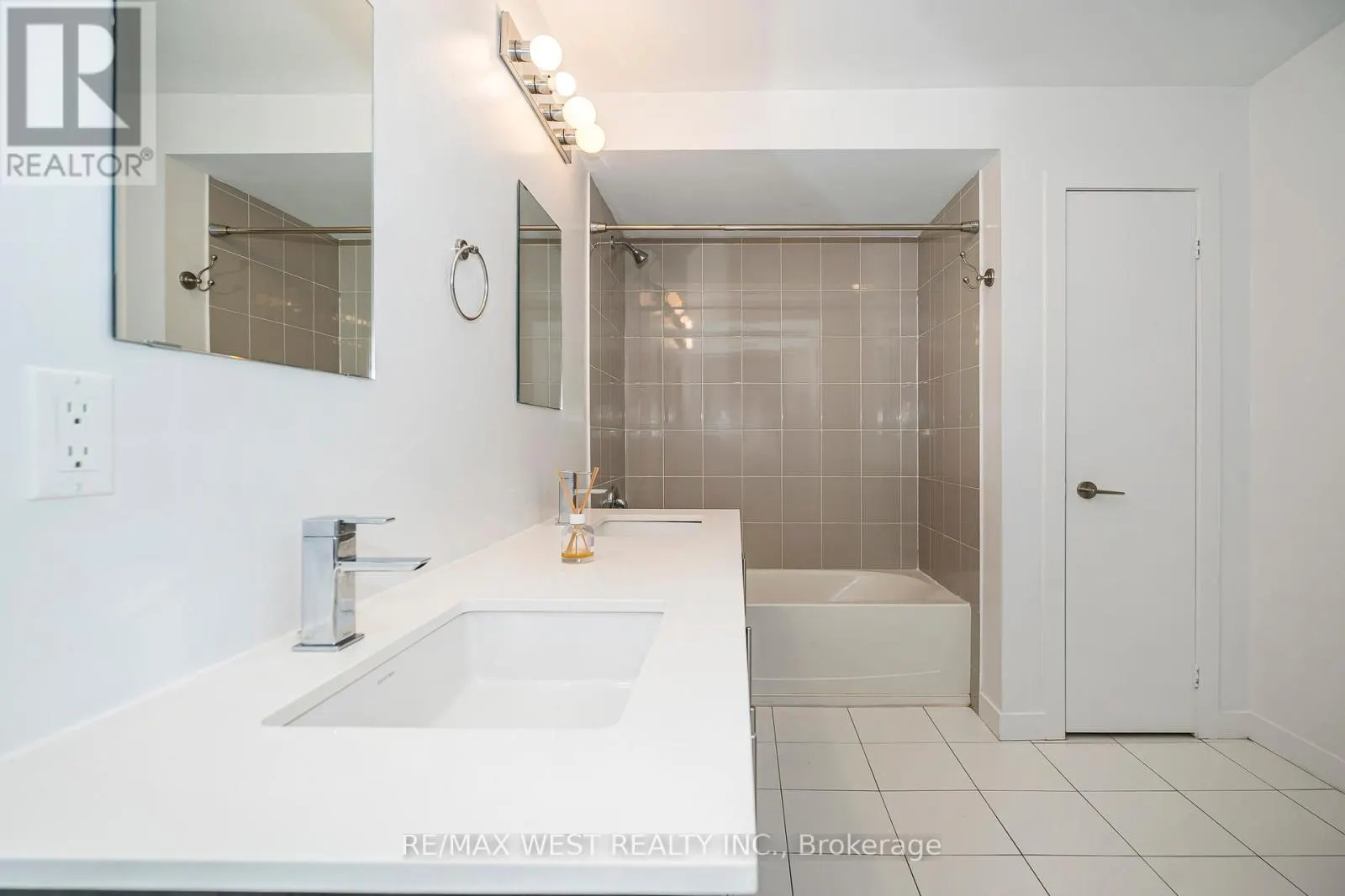 32 - 2061 WESTON ROAD
