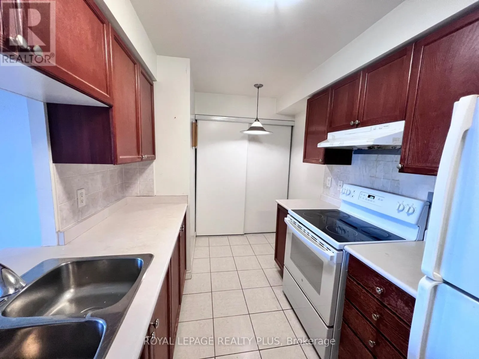 1810 - 3880 DUKE OF YORK BOULEVARD