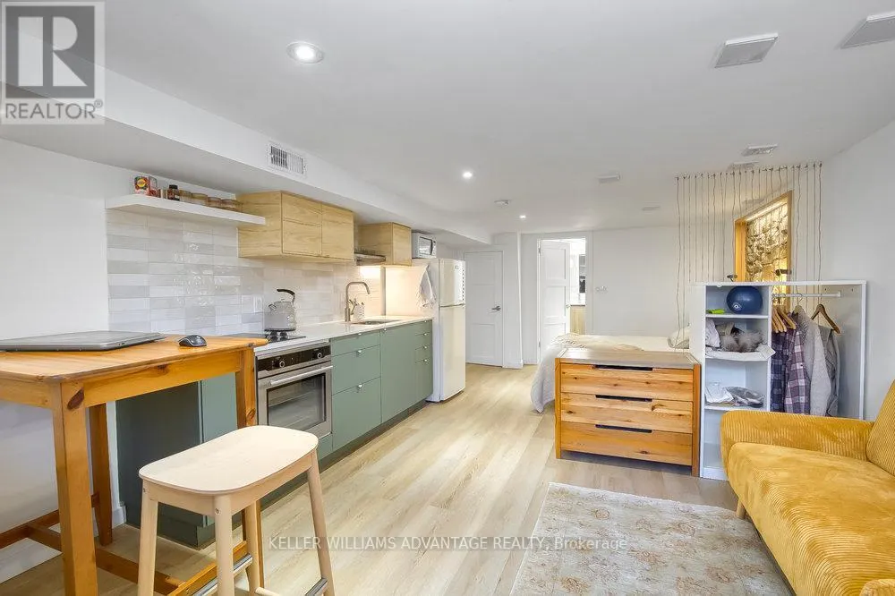 32 BARTLETT AVENUE