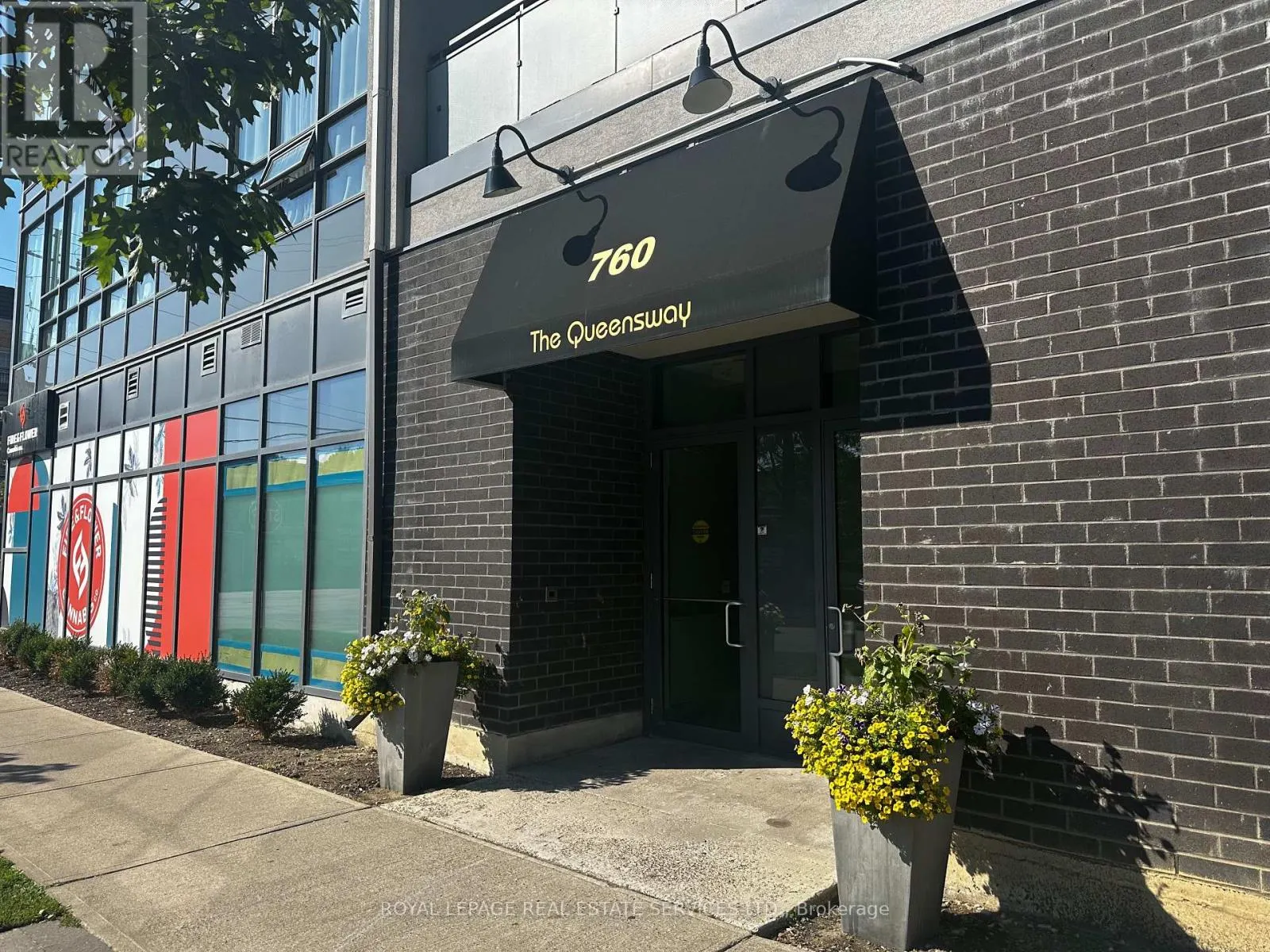 412 - 760 THE QUEENSWAY