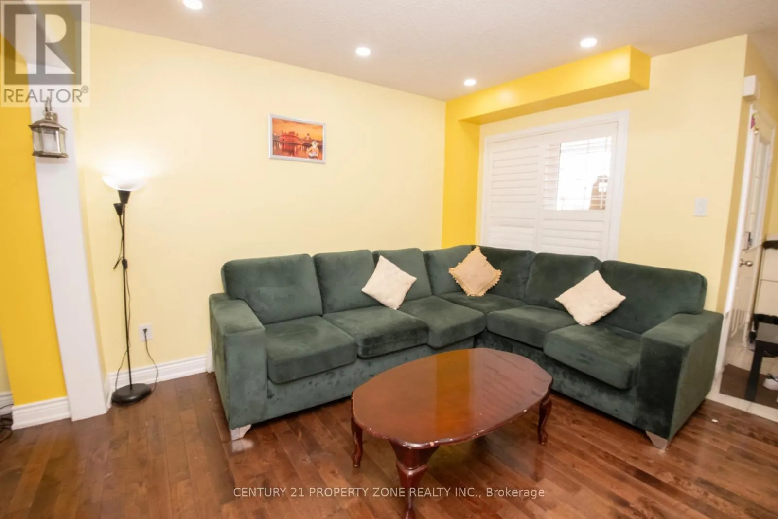 32 SUMMERDALE CRESCENT