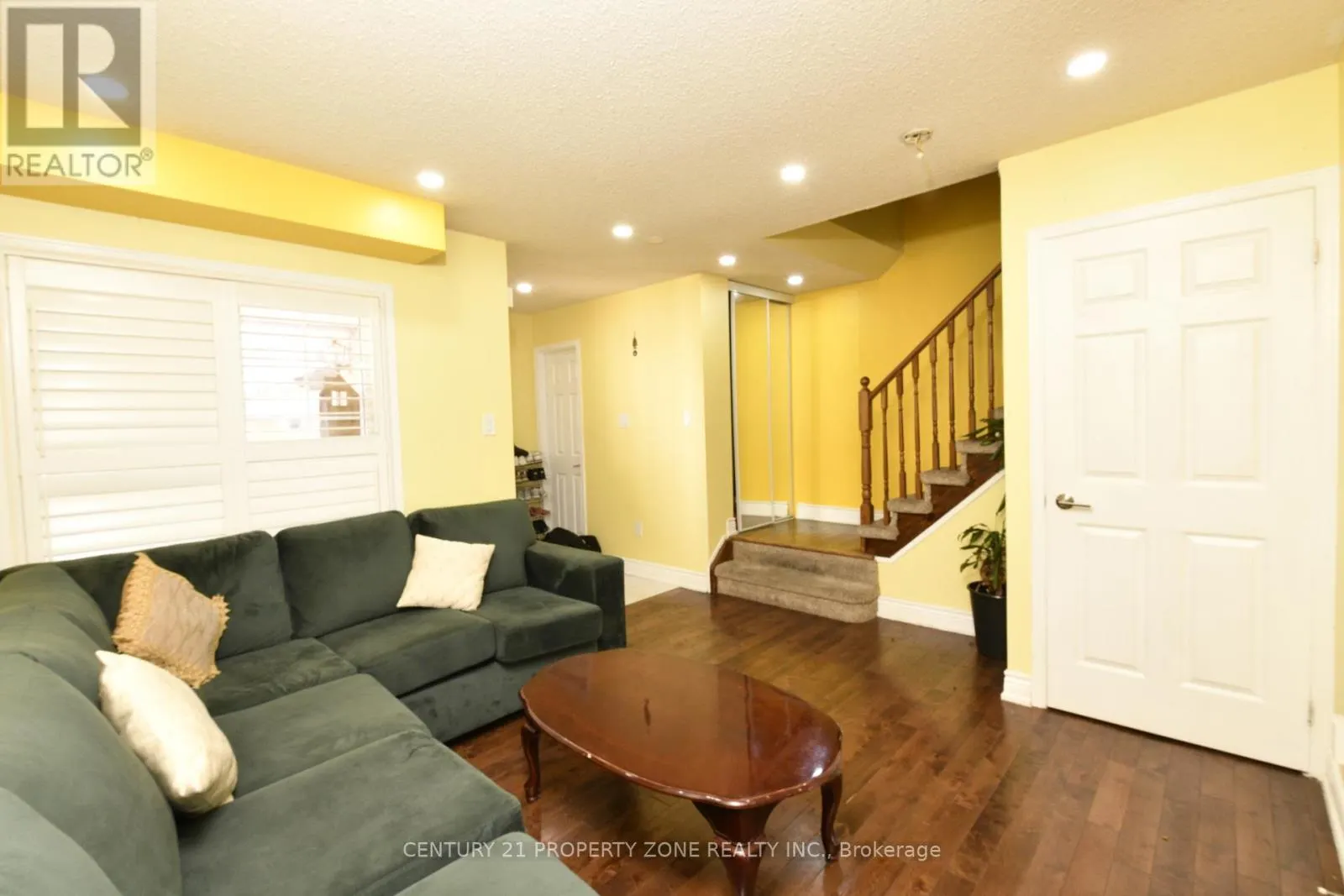 32 SUMMERDALE CRESCENT