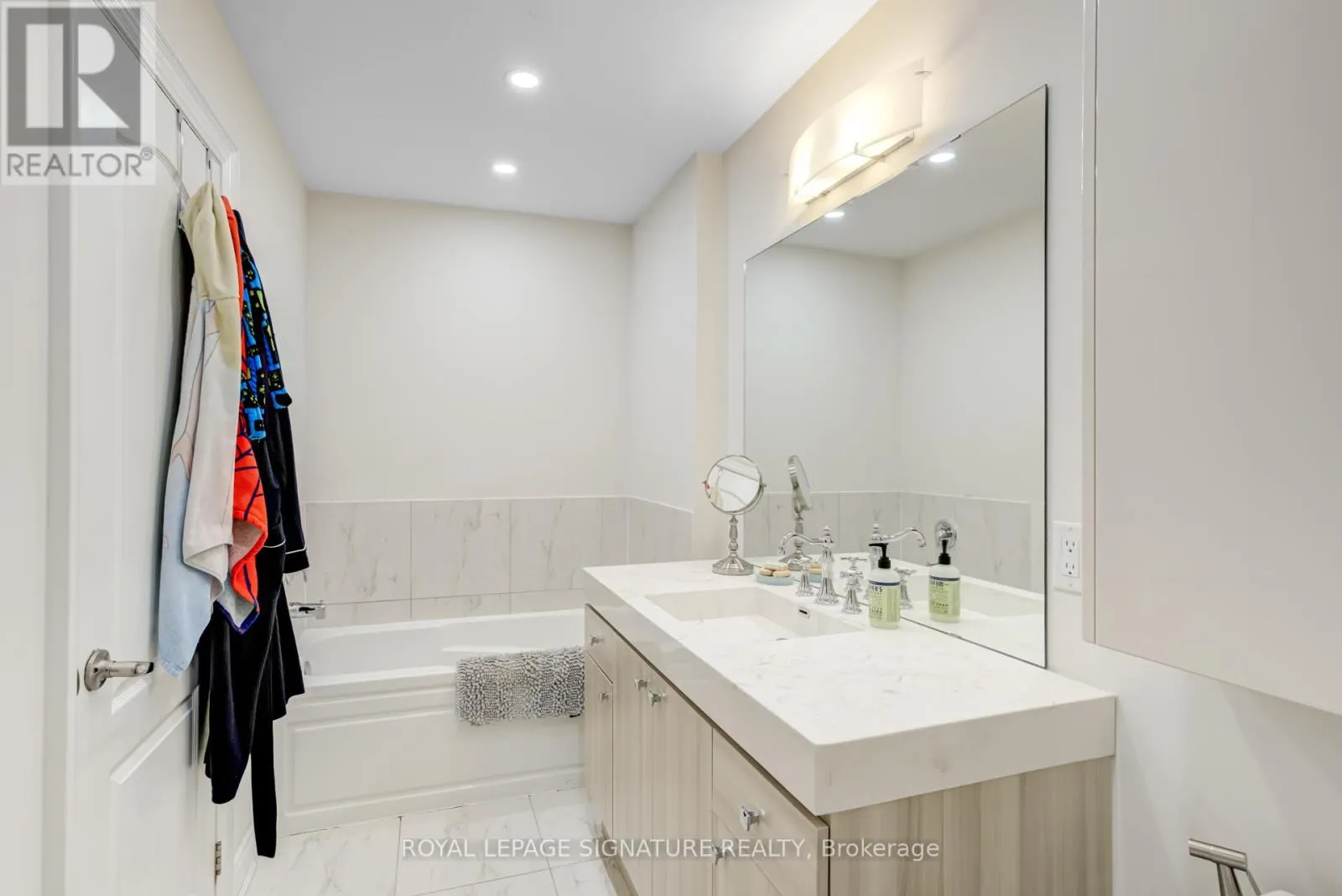 1223 AZINGER LANE