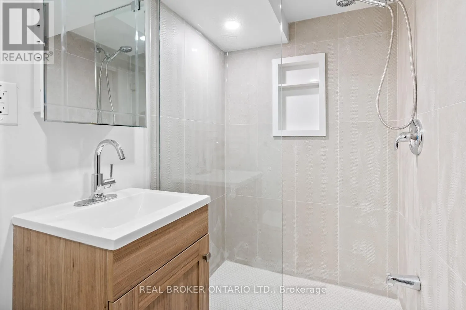 #2 - #2 343 PRINCE EDWARD DRIVE N