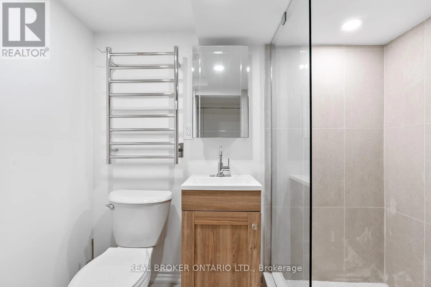 #2 - #2 343 PRINCE EDWARD DRIVE N