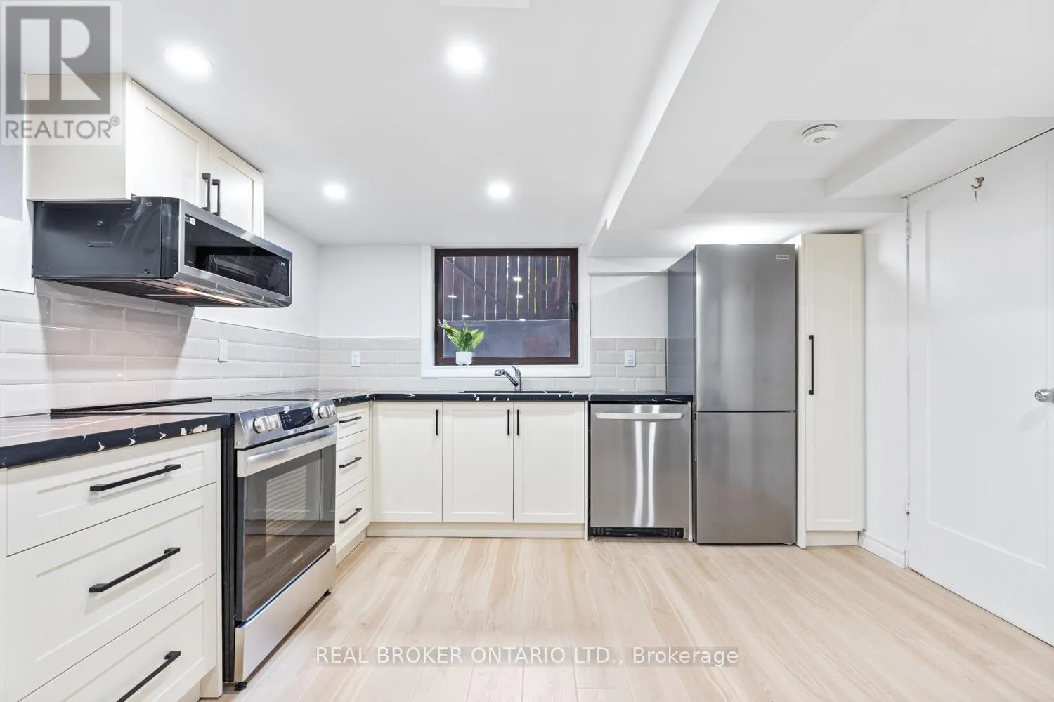 #2 - #2 343 PRINCE EDWARD DRIVE N