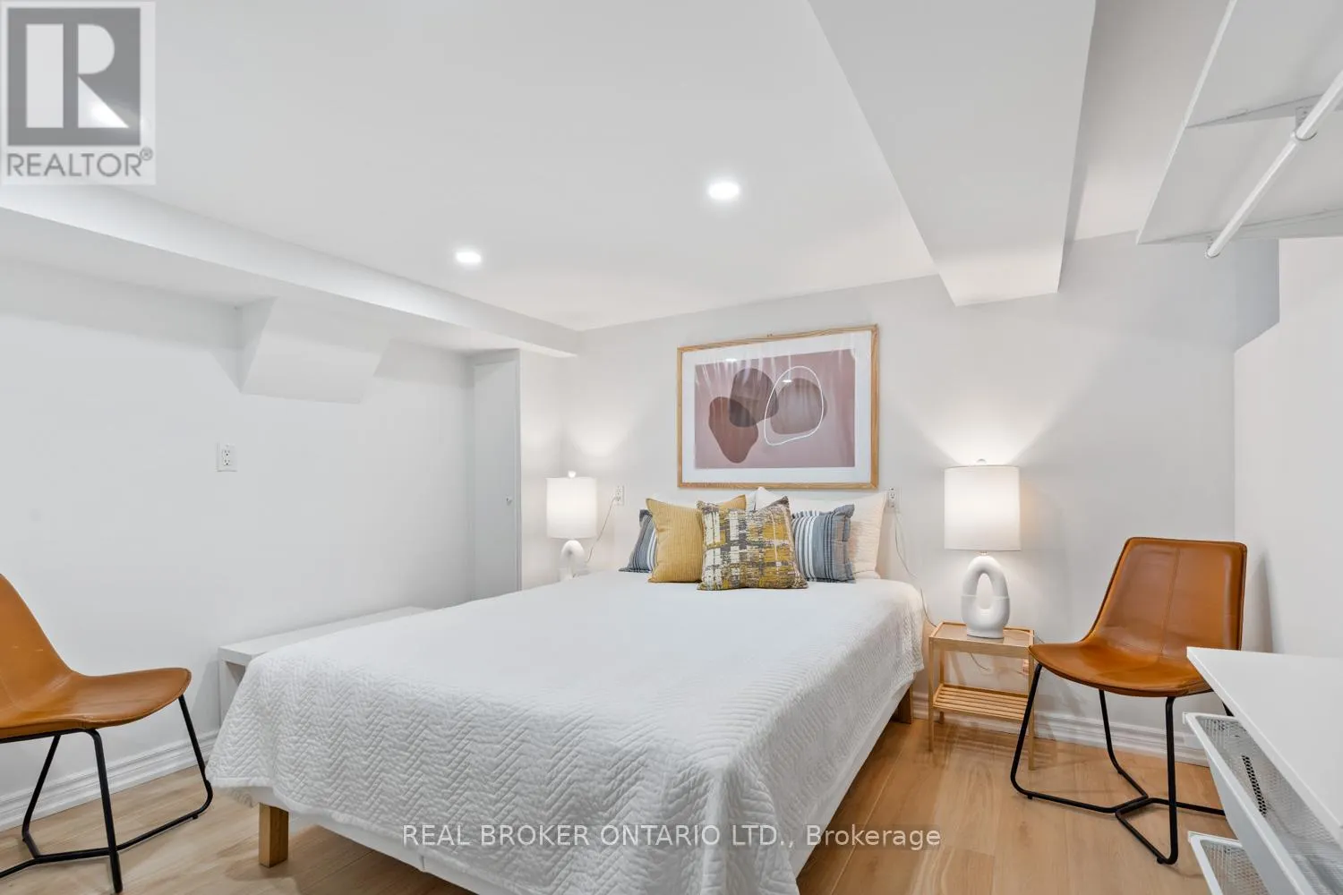 #2 - #2 343 PRINCE EDWARD DRIVE N