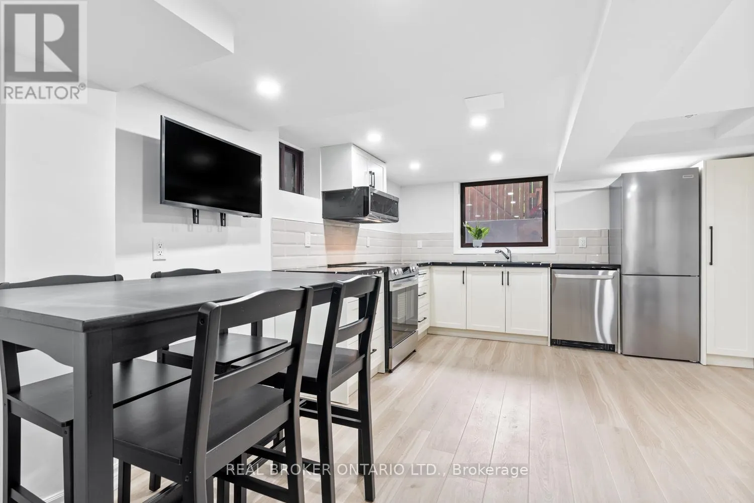 #2 - #2 343 PRINCE EDWARD DRIVE N
