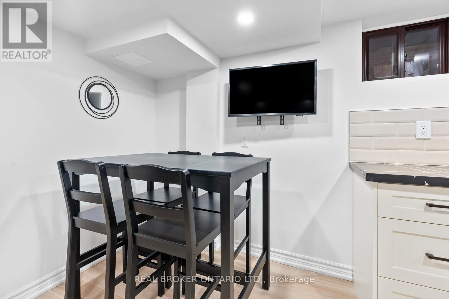 #2 - #2 343 PRINCE EDWARD DRIVE N