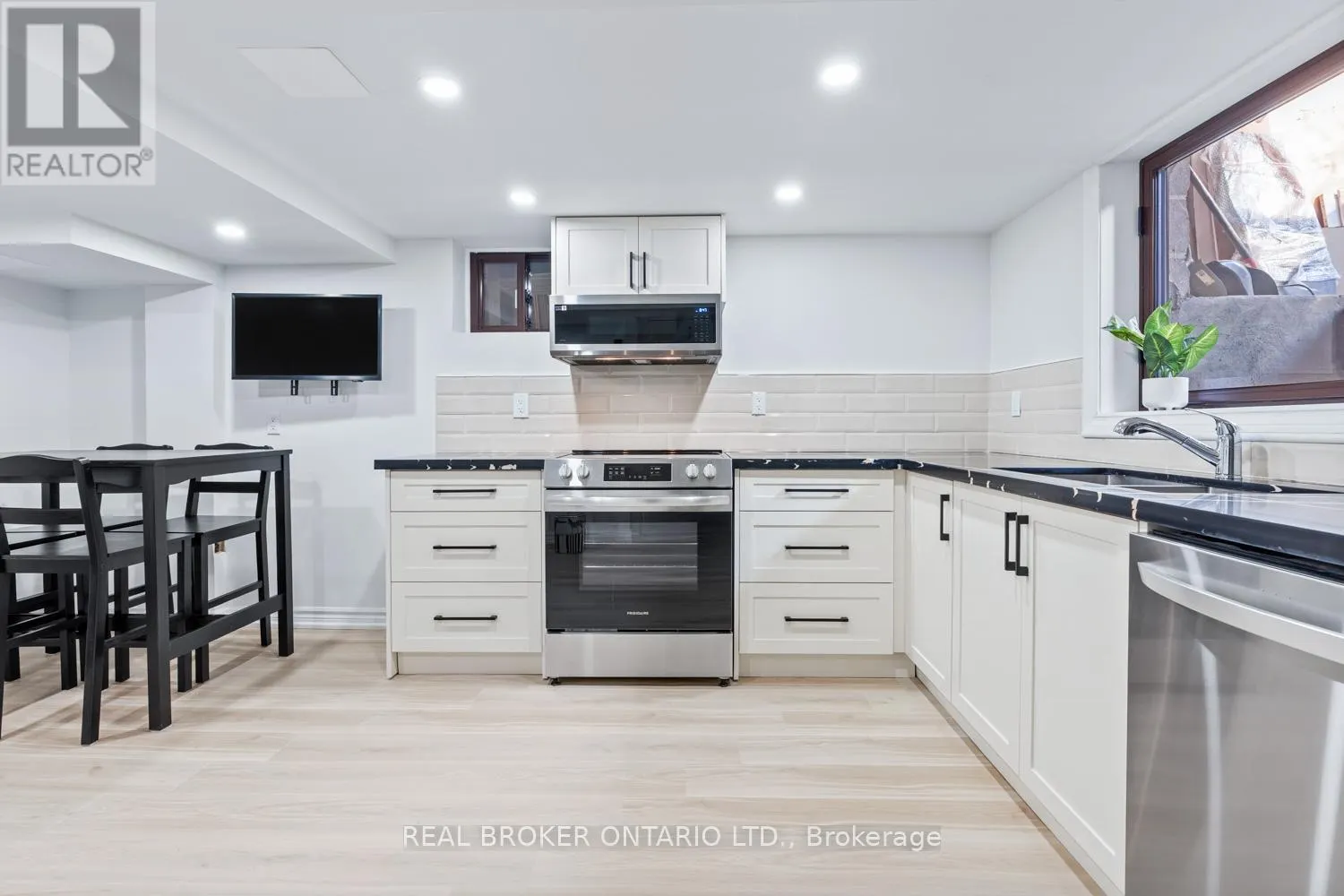 #2 - #2 343 PRINCE EDWARD DRIVE N