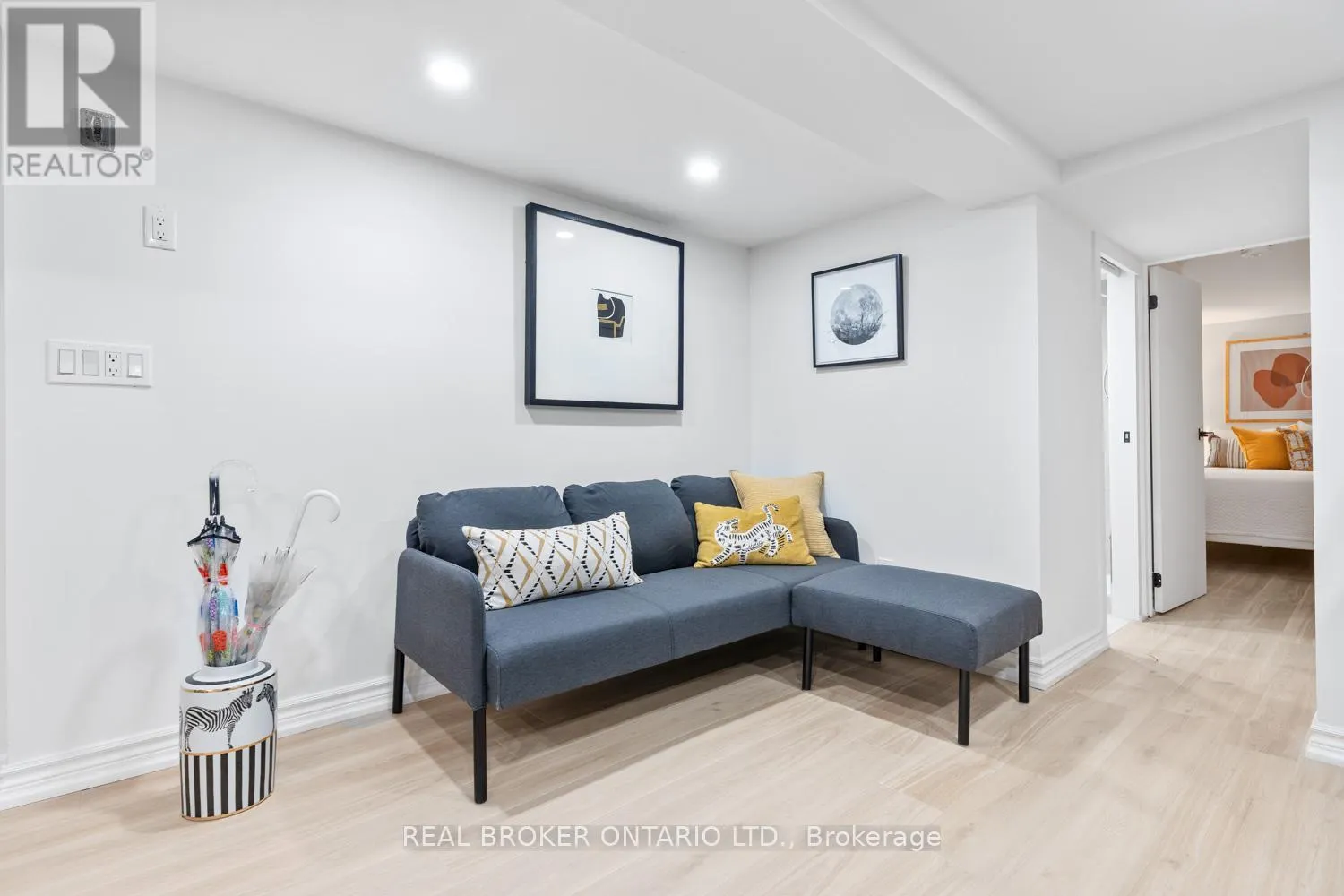 #2 - #2 343 PRINCE EDWARD DRIVE N